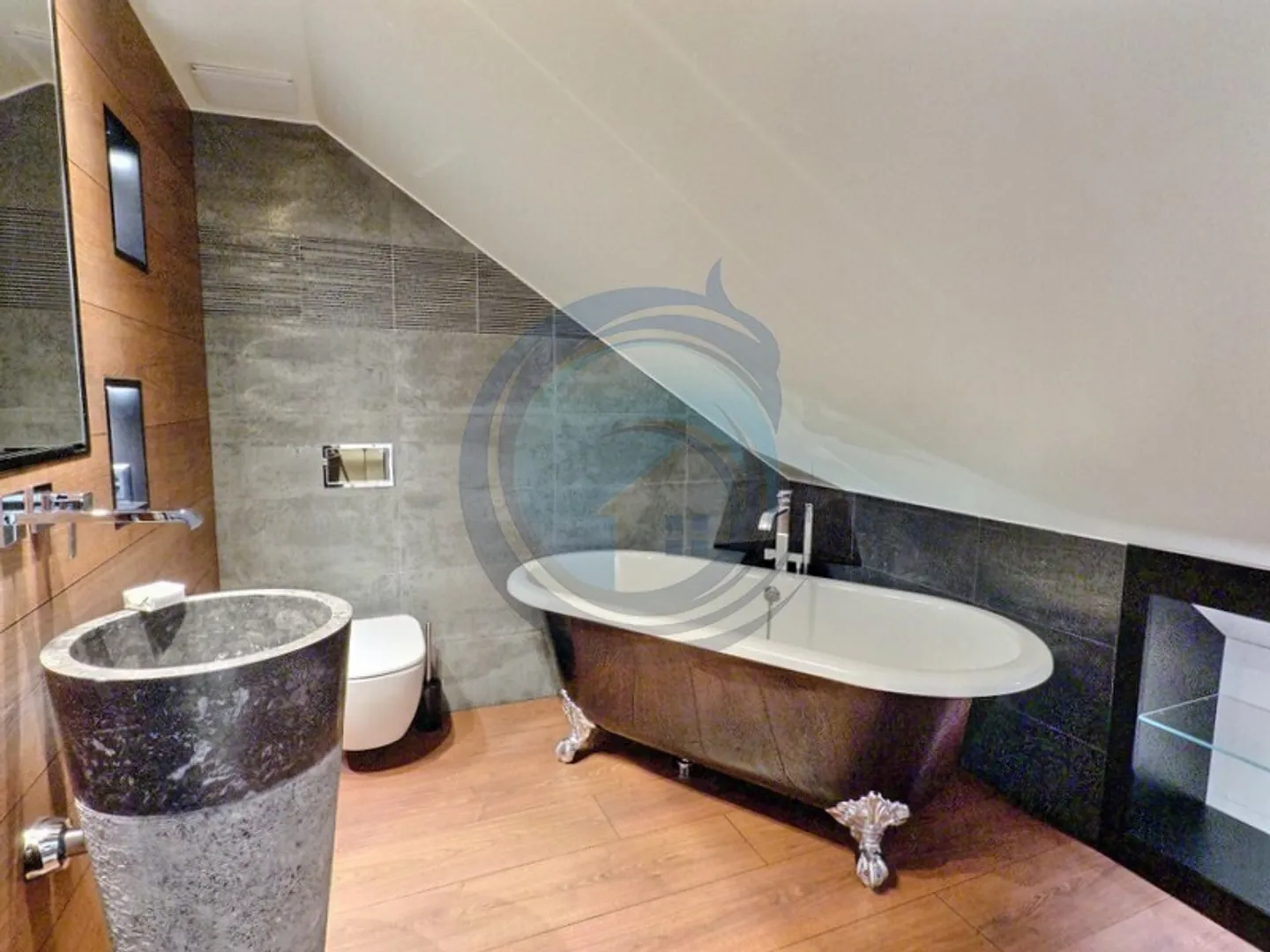 Luxury Duplex with Lake View - Photo 19 of 21