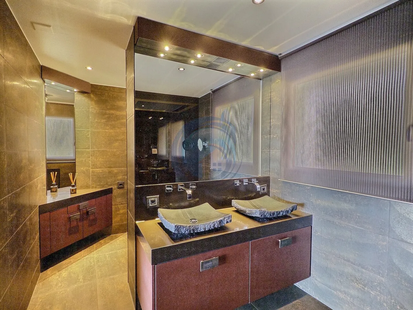 Luxury Duplex with Lake View - Photo 21 of 21