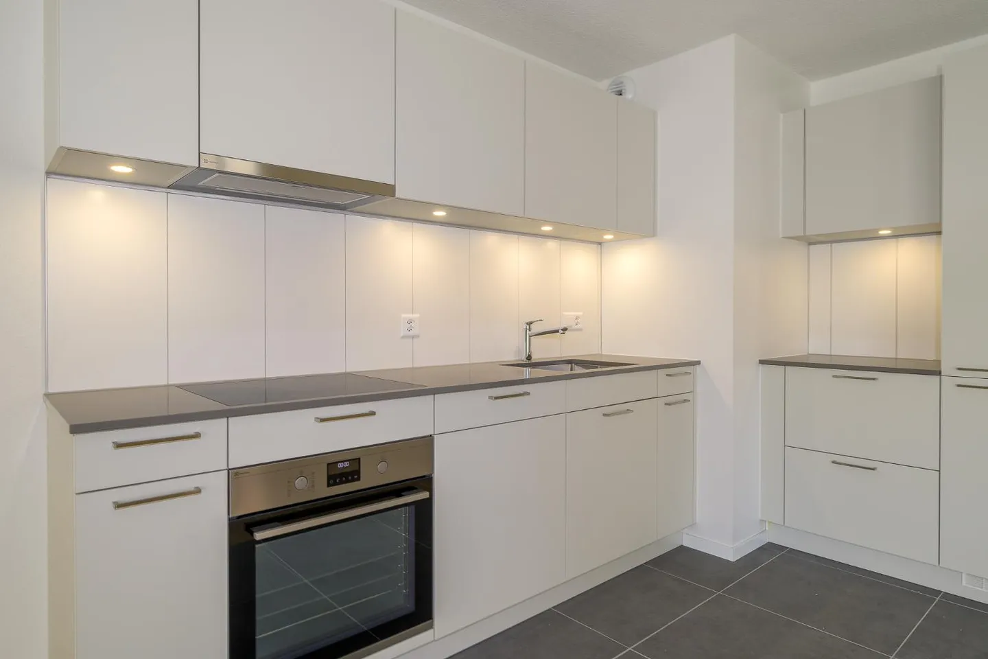 Renovated 3.5 Room Apartment - Photo 2 of 5