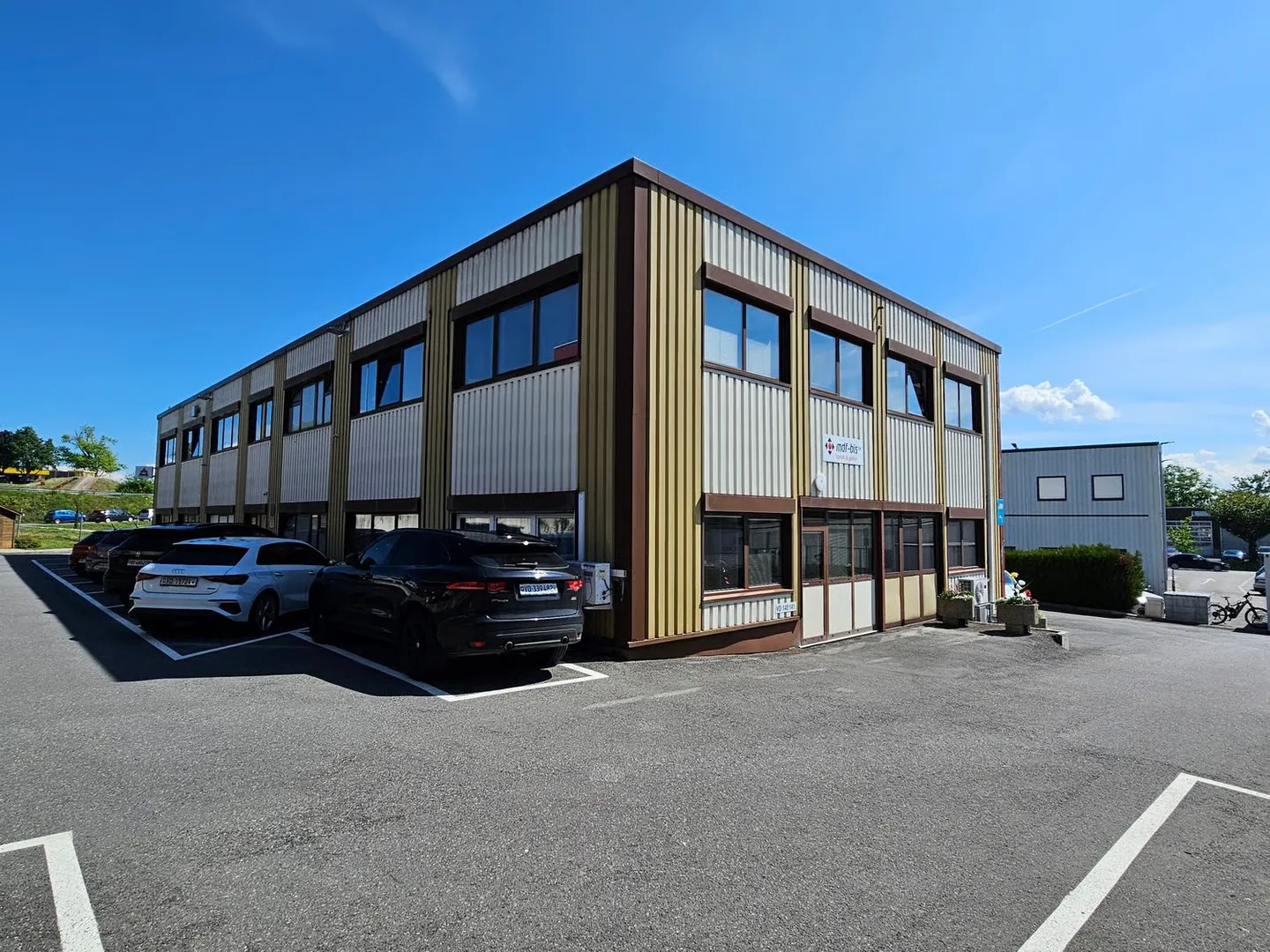 380 m2 distributed in 4 commercial premises. - Photo 1 of 2