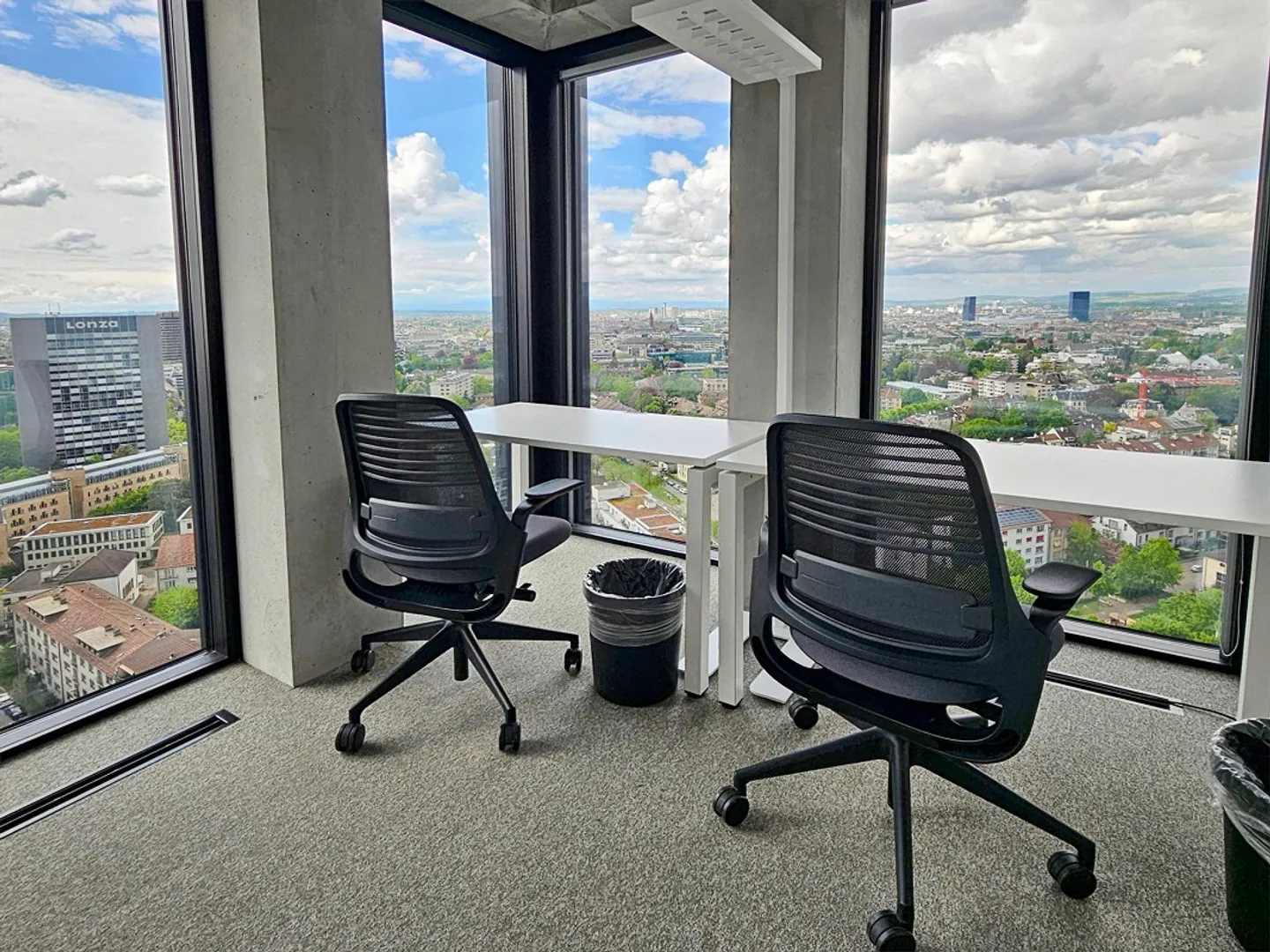 Uffici splendidamente arredati per 1 persona nello Spaces Grosspeter Tower - Foto 1 di 20