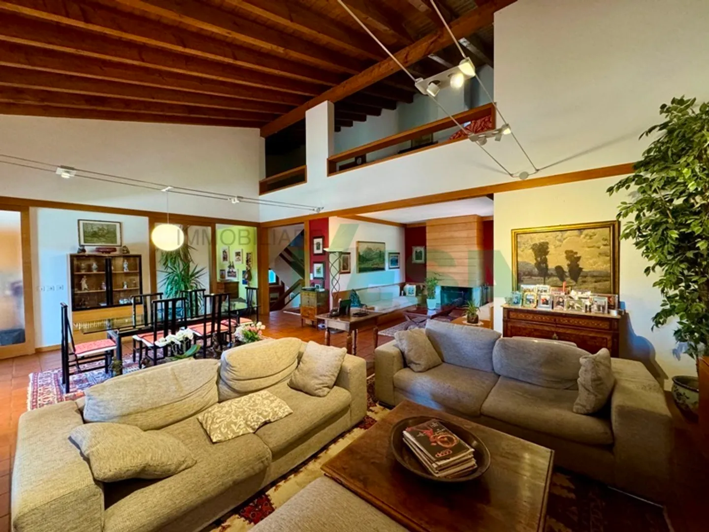 Geräumige und elegante Villa mit viel Platz und schönem Pool - Foto 2 von 11