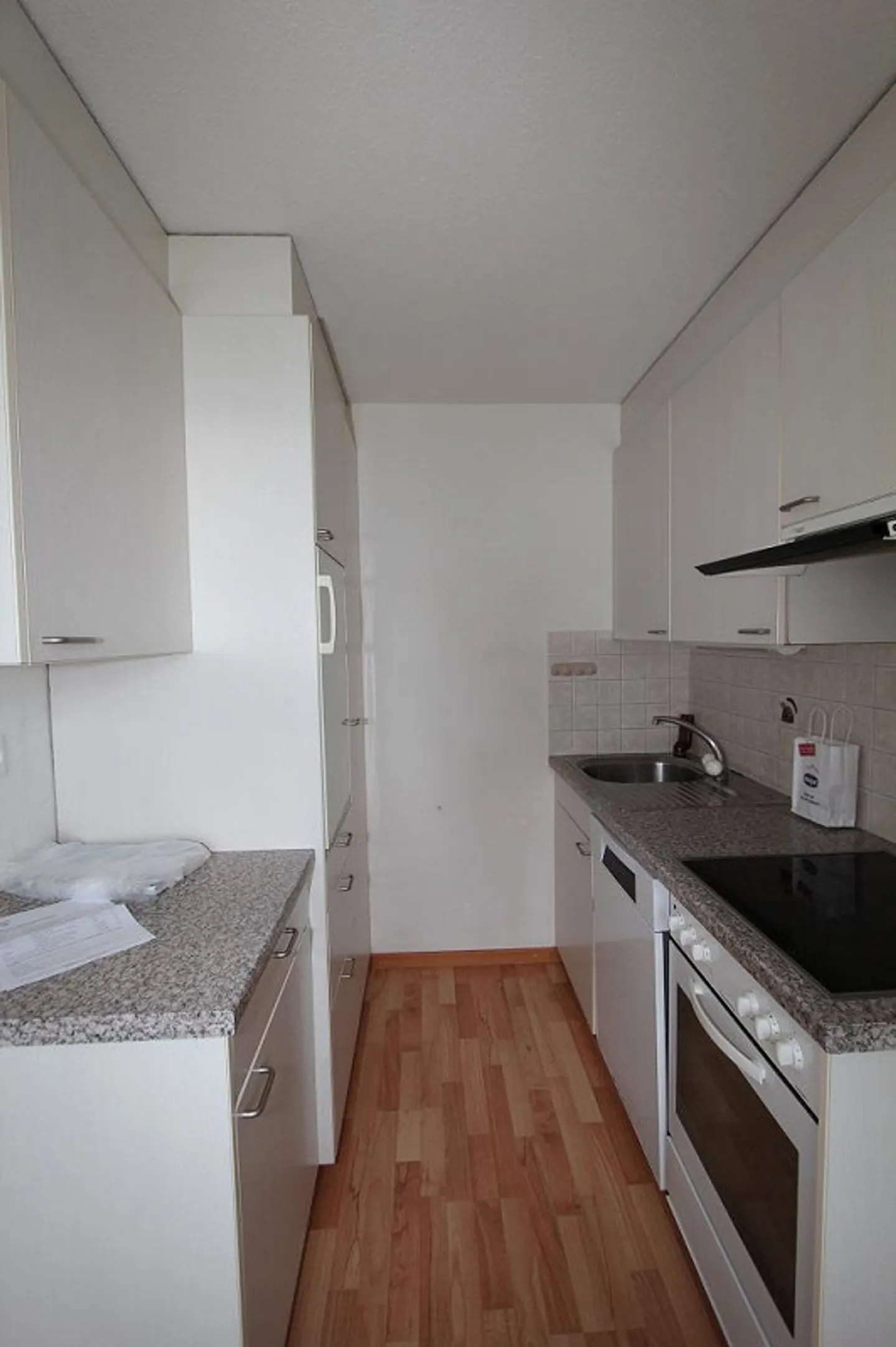 Sunny apartment in a central location - Photo 3 of 8