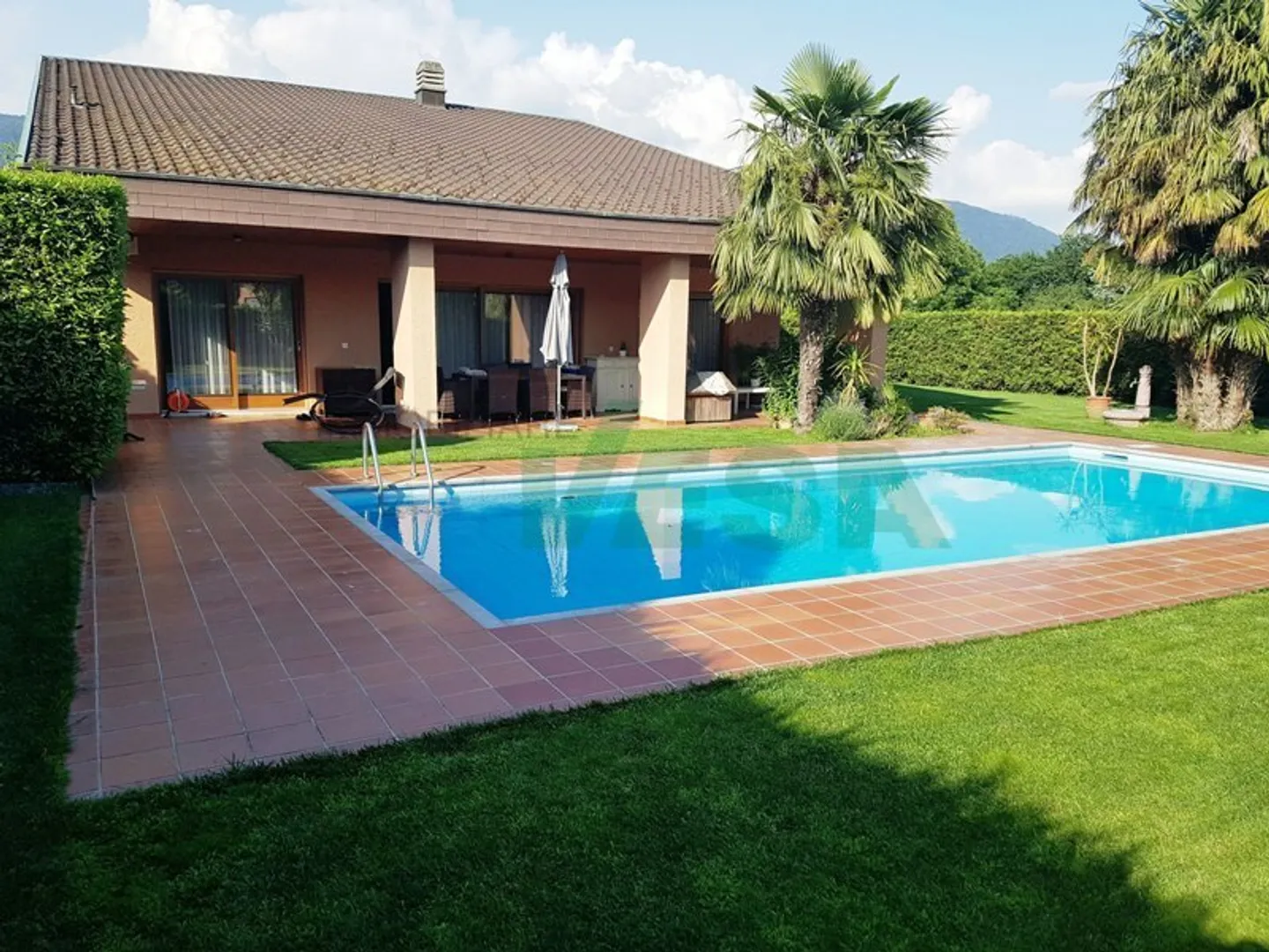 Geräumige und elegante Villa mit viel Platz und schönem Pool - Foto 3 von 11