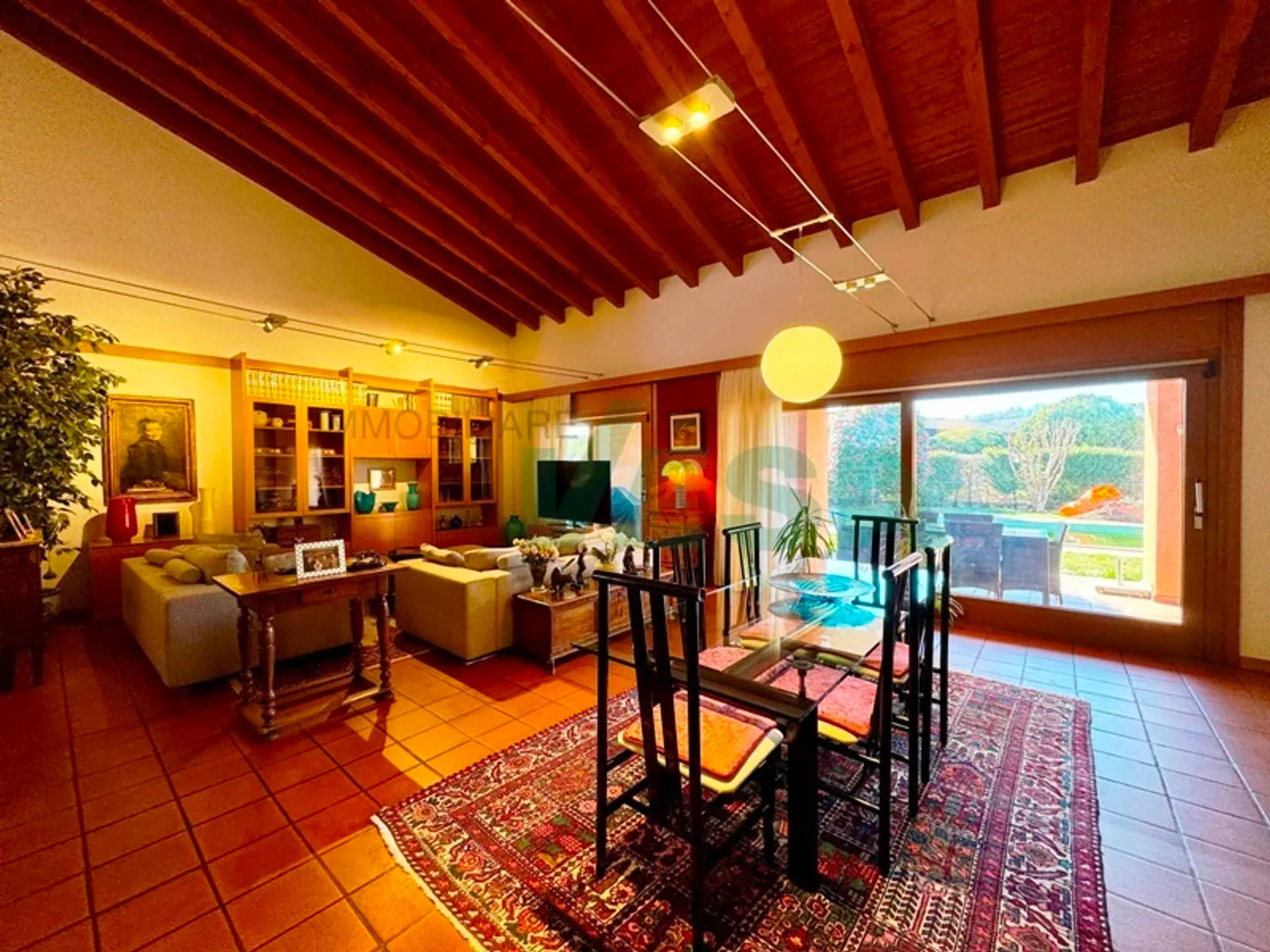Geräumige und elegante Villa mit viel Platz und schönem Pool - Foto 10 von 11