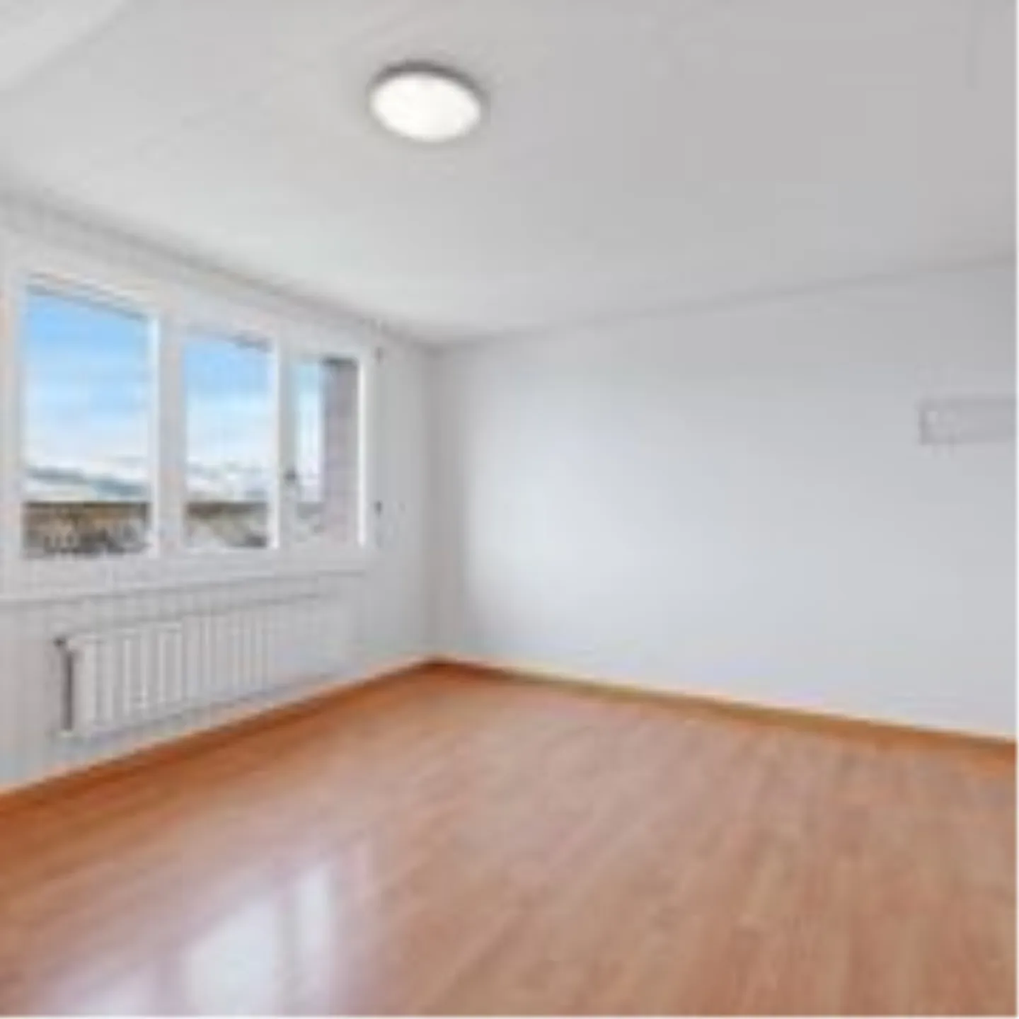 «Heimelige Dachwohnung an ruhiger Lage mit renovierter Küche!» - Foto 1 di 6