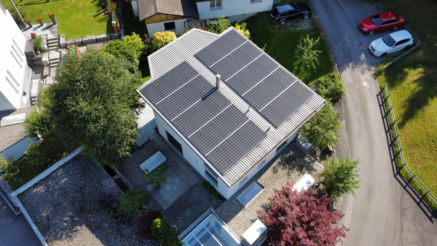 Casa unifamiliare a zero energia indipendente in un'oasi verde con orto e alberi da frutto - Foto 2 di 15