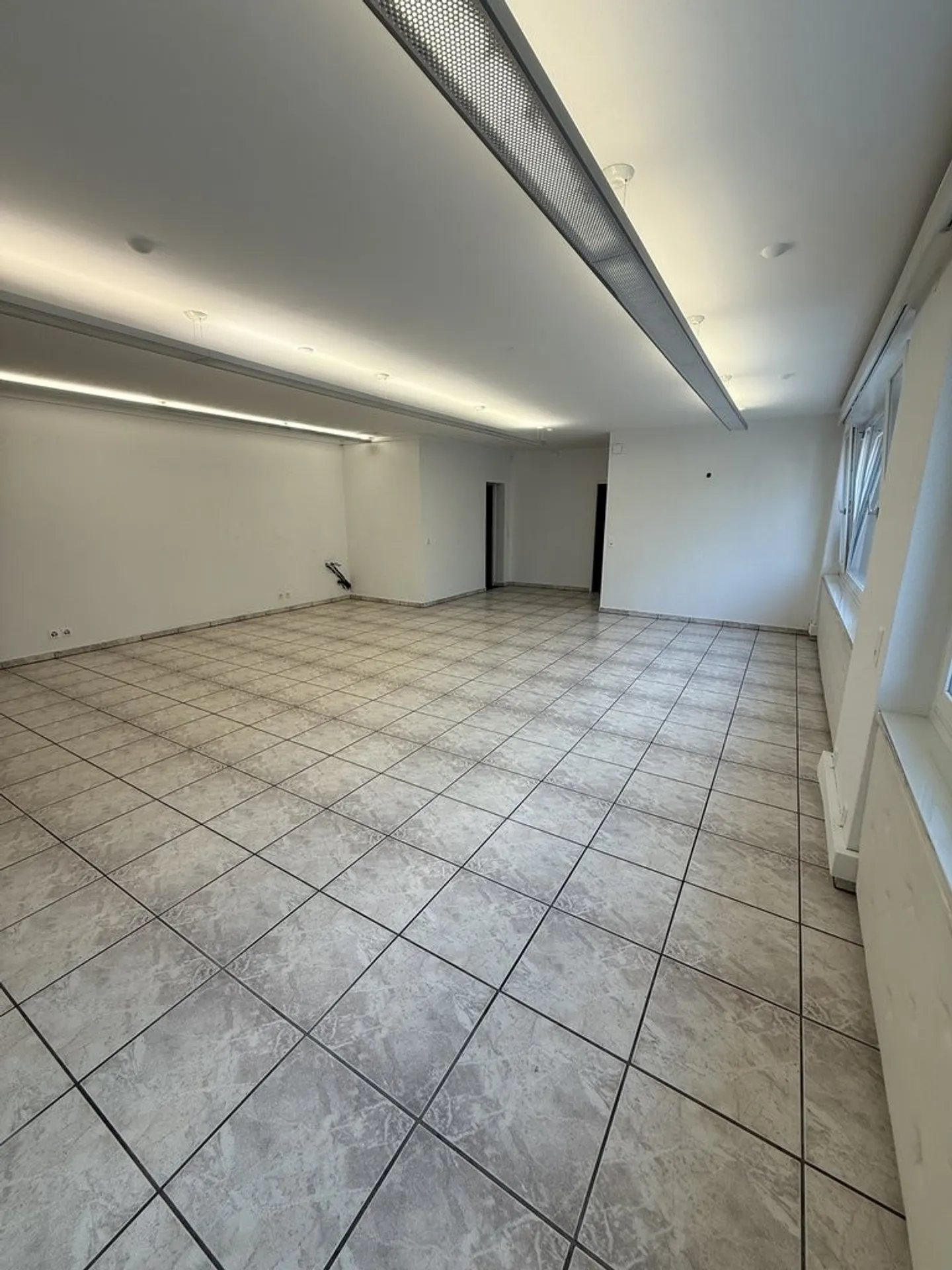Spazio commerciale nel cuore di Kleinbasel con opzioni di parcheggio - Foto 3 di 5