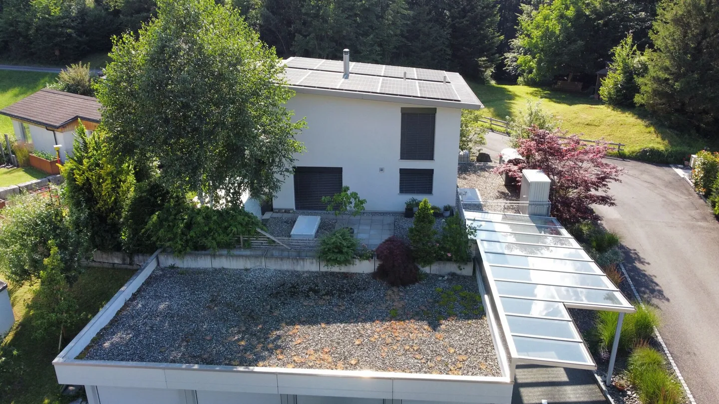 Casa unifamiliare a zero energia indipendente in un'oasi verde con orto e alberi da frutto - Foto 3 di 15