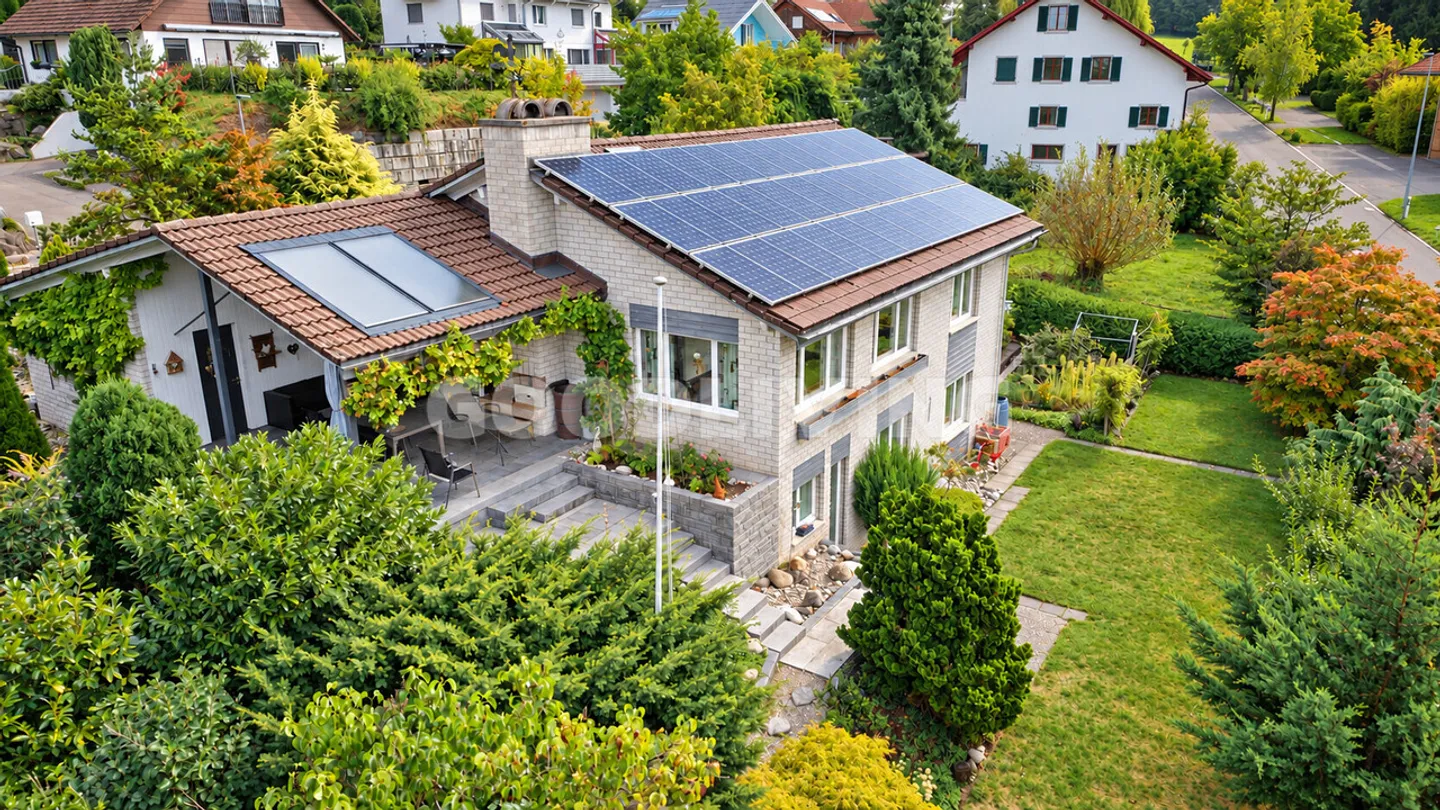 Modernes Familienhaus mit Solartechnik - Foto 1 von 4