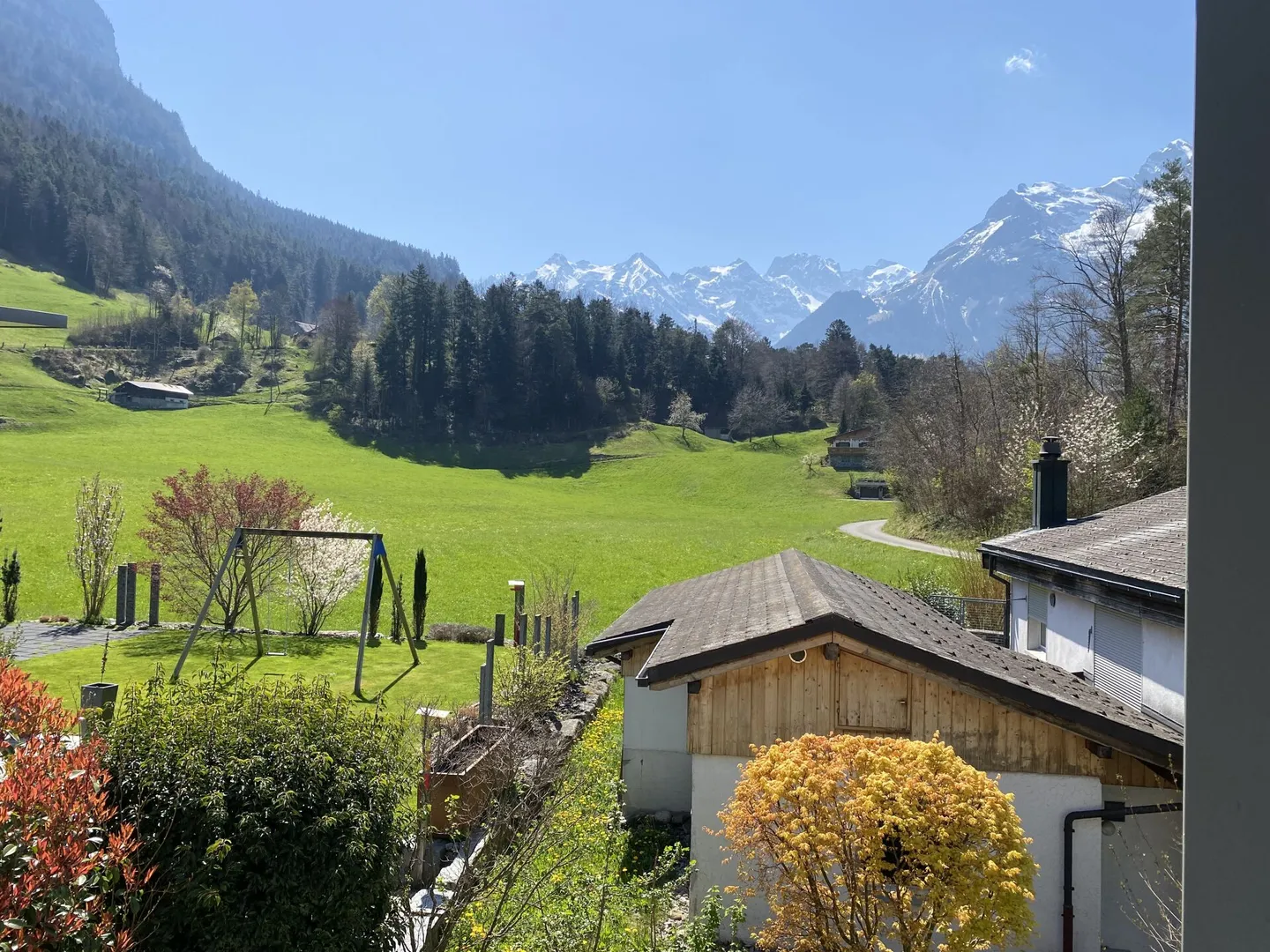 Casa unifamiliare a zero energia indipendente in un'oasi verde con orto e alberi da frutto - Foto 4 di 15