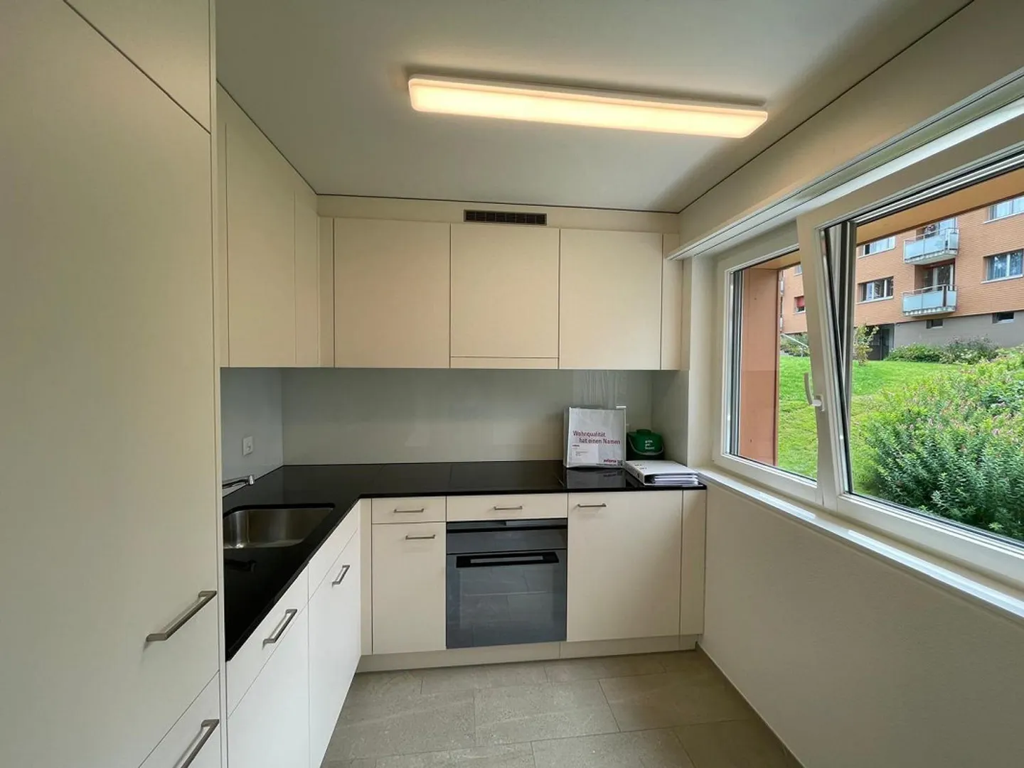Completely renovated modern 1-room apartment - Photo 3 of 8