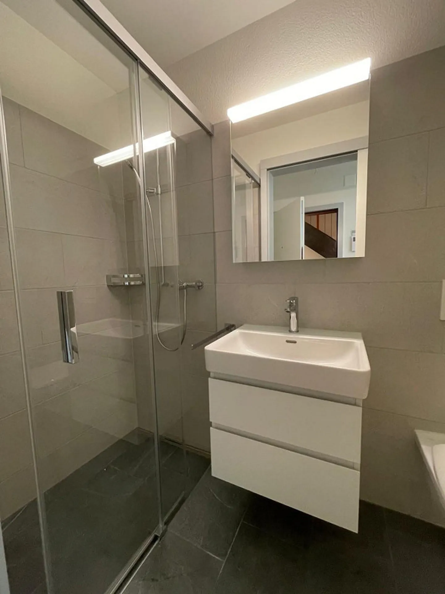 Completely renovated modern 1-room apartment - Photo 5 of 8