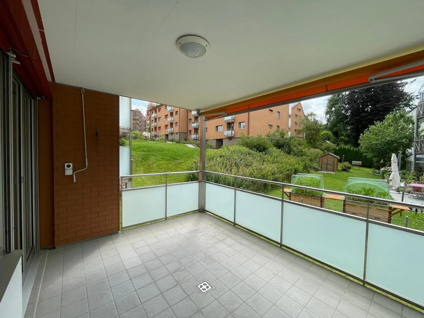 Completely renovated modern 1-room apartment - Photo 7 of 8