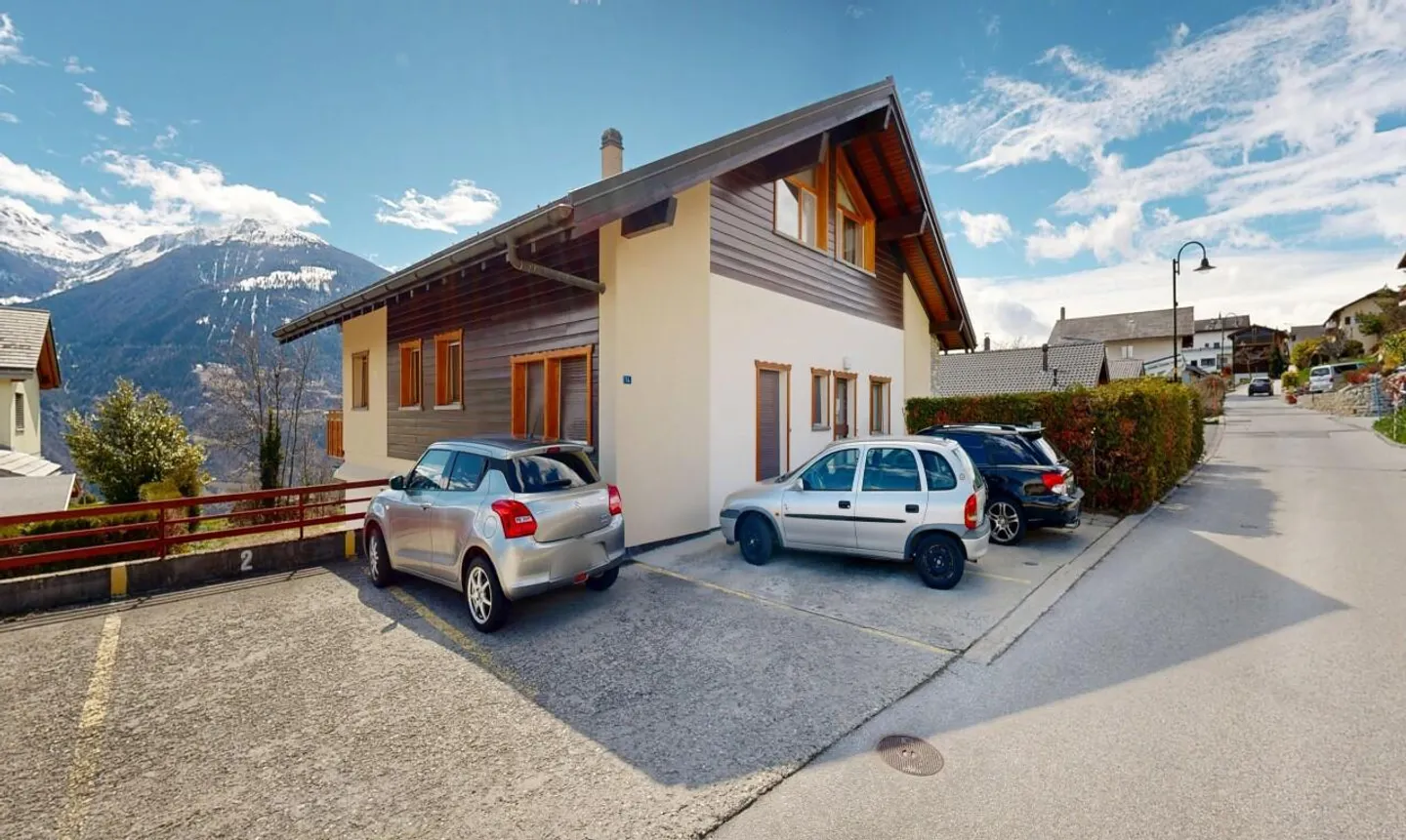 Immeuble de rendement avec potentiel - Photo 3 sur 13