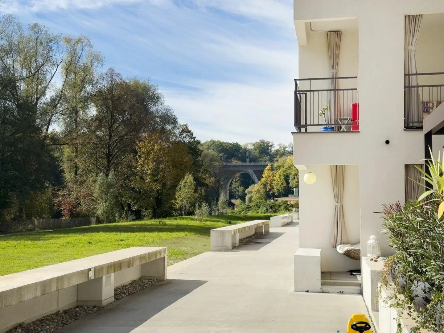 Condominium moderne de 5,5 pièces avec belle terrasse au bord de l'Aare - Photo 2 sur 24