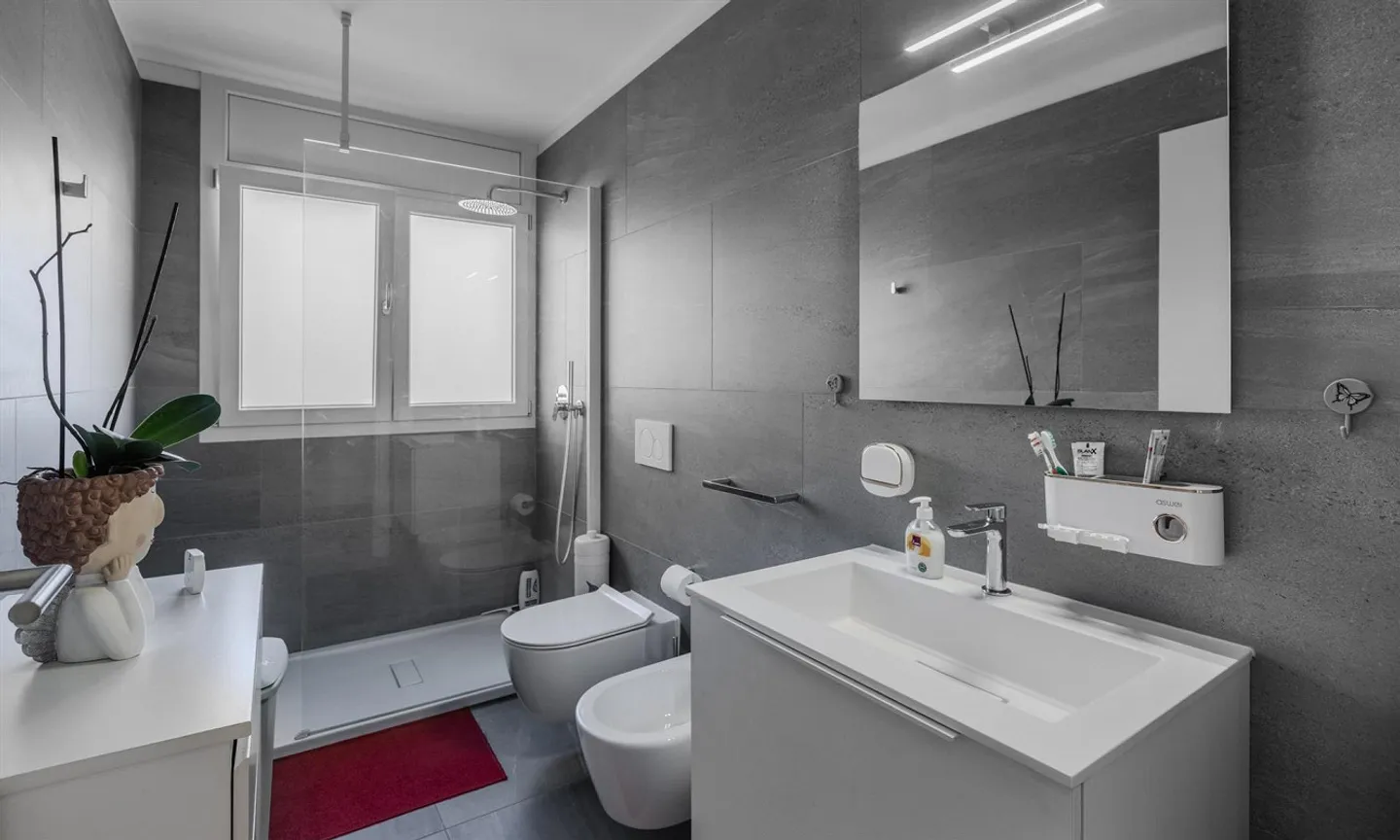 MODERNES 2.5-ZIMMER-APARTMENT MIT GARTEN IN CASLANO - Foto 8 von 10