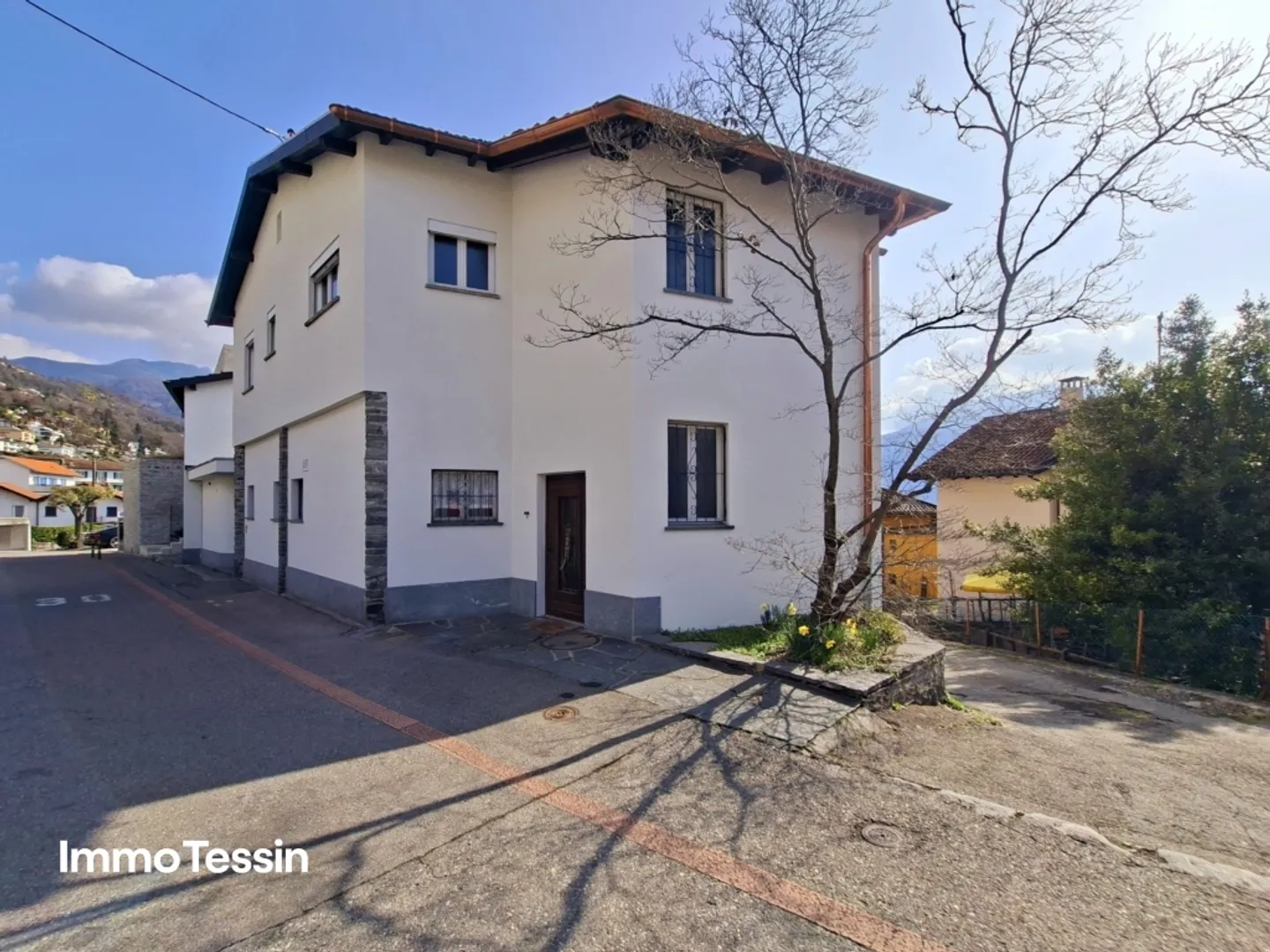 RENTAL: Maison avec 3 appartements dans un emplacement privilégié, avec vue sur le lac, piscine intérieure et grand jardin - Photo 3 sur 13