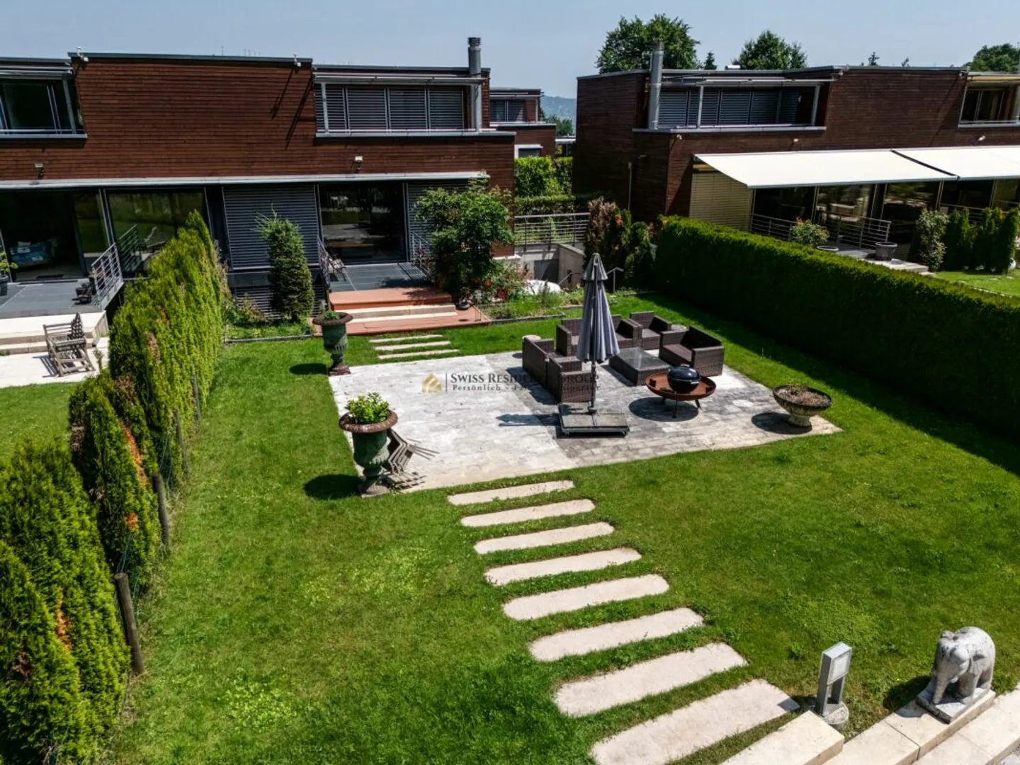 Traumhaftes Doppelfamilienhaus: Luxus, Natur und Exklusivität auf höchstem Niveau - Foto 3 von 22