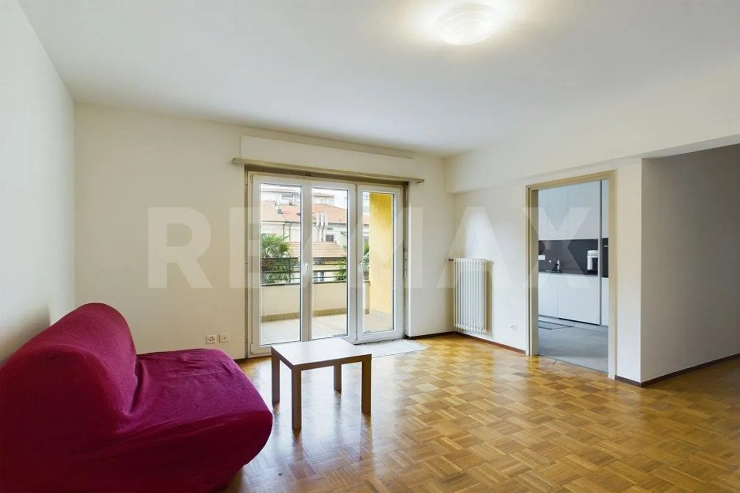 Appartement lumineux et rénové de 2,5 pièces avec terrasse - Photo 2 sur 11