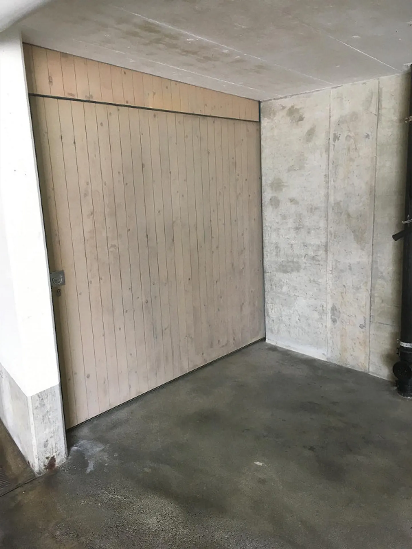 Espace de stockage 30m2 et place de parking 15m2 - Photo 1 sur 3