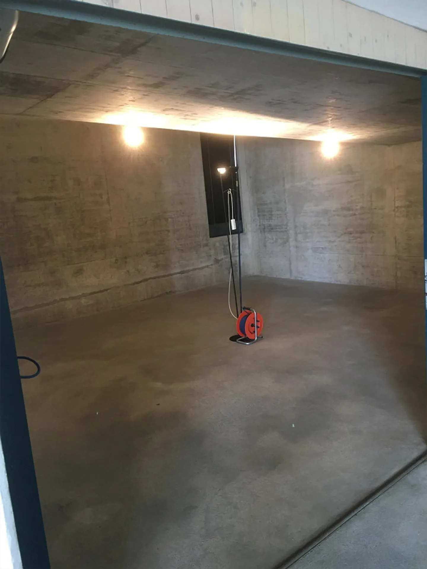 Espace de stockage 30m2 et place de parking 15m2 - Photo 2 sur 3