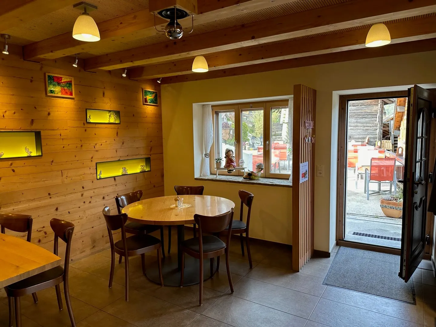 Restaurant with apartment at 1,090 meters above sea level in Valais for sale! - Photo 4 of 14