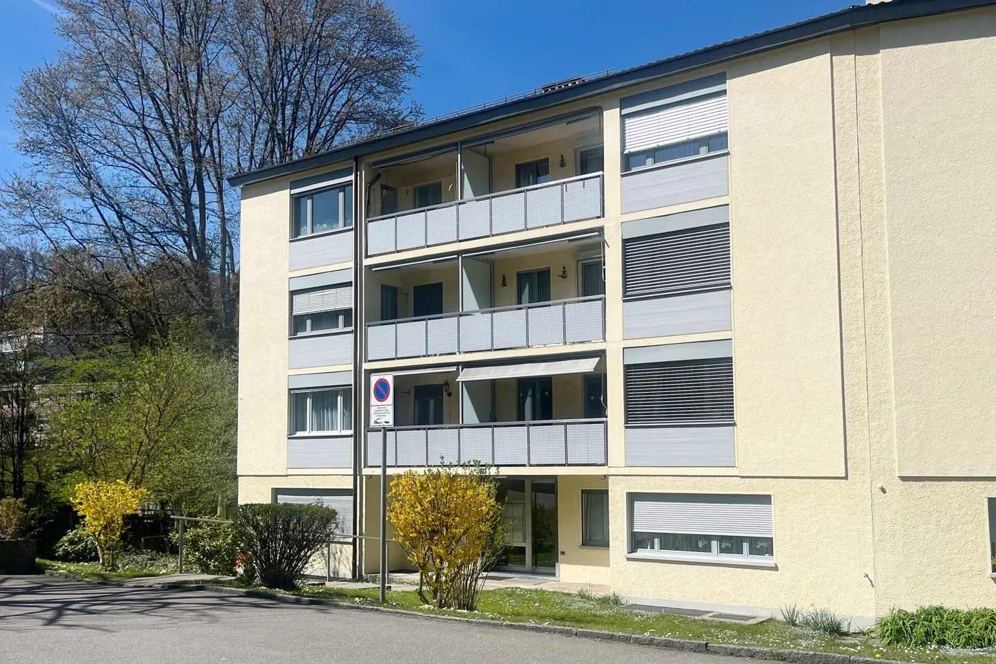 Appartement avec balcon surplombant la verdure près du Dättwiler Weiher - Photo 1 sur 9