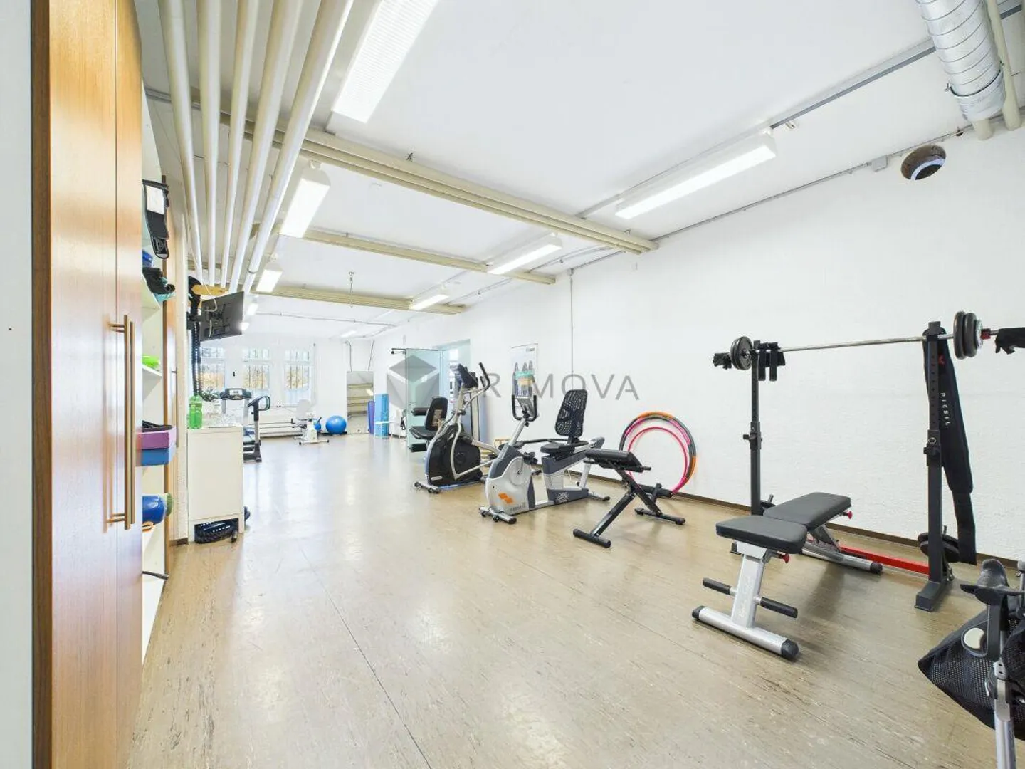 Functional commercial space on the ground floor with parking spaces - Photo 7 of 14