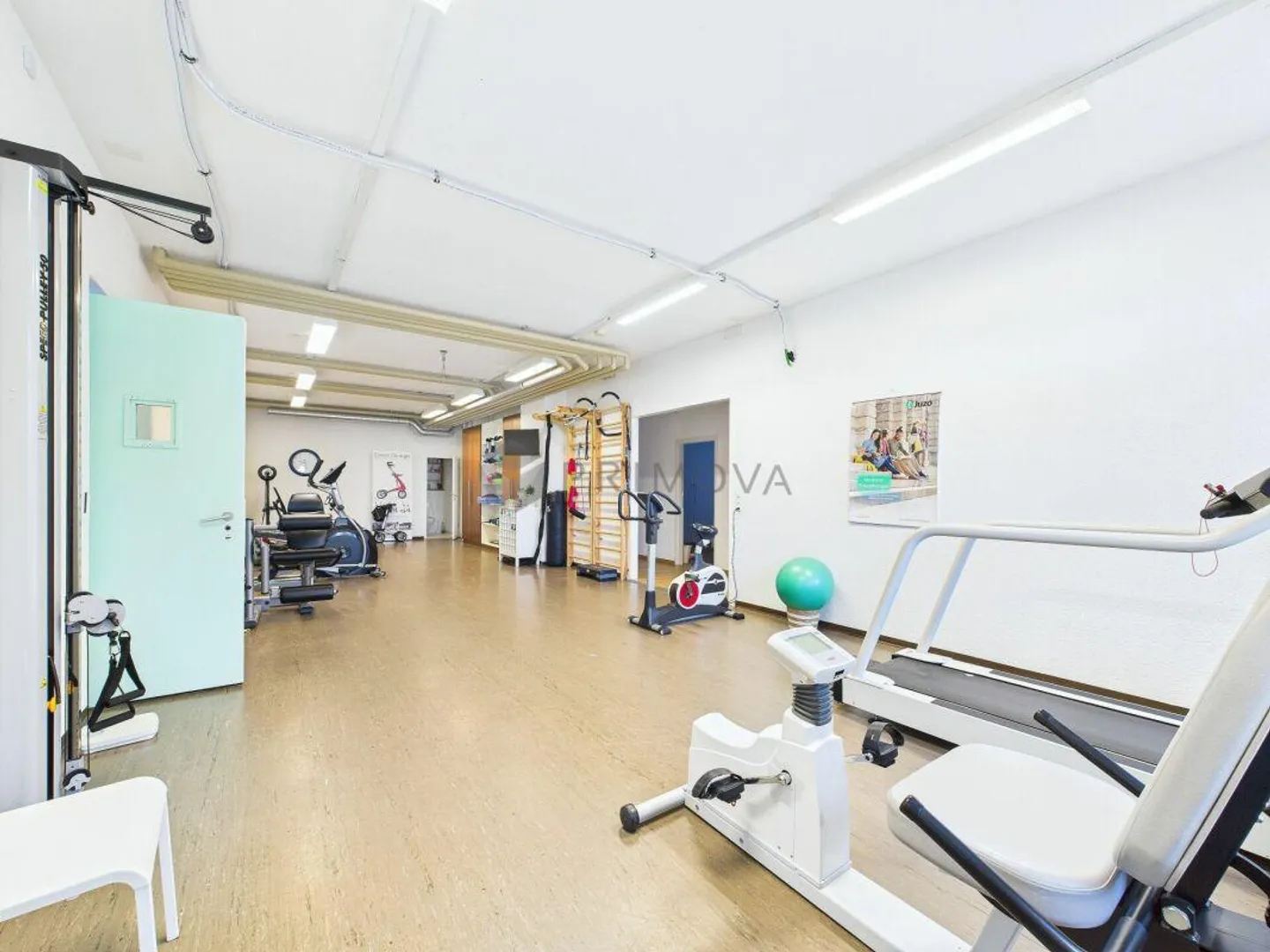 Functional commercial space on the ground floor with parking spaces - Photo 8 of 14