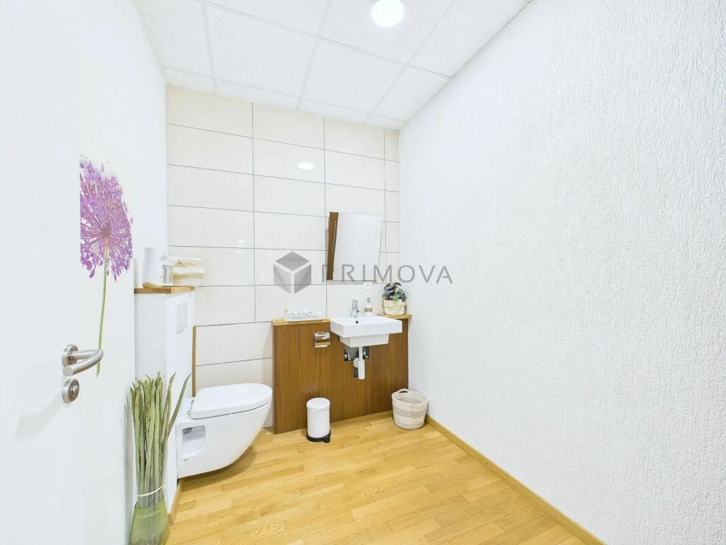 Functional commercial space on the ground floor with parking spaces - Photo 10 of 14