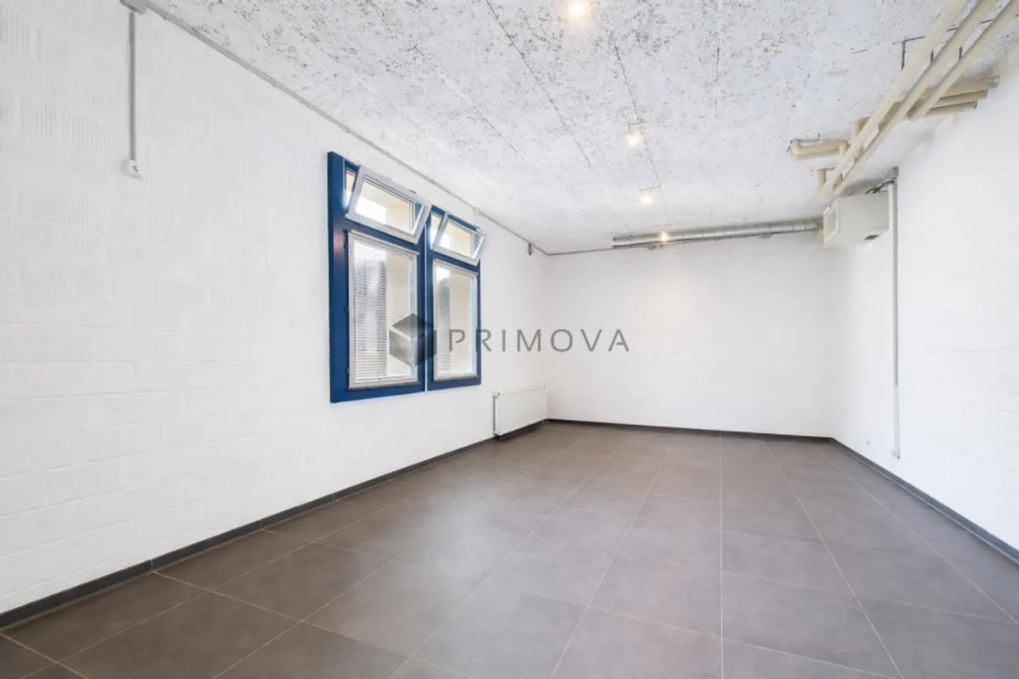 Functional commercial space on the ground floor with parking spaces - Photo 11 of 14