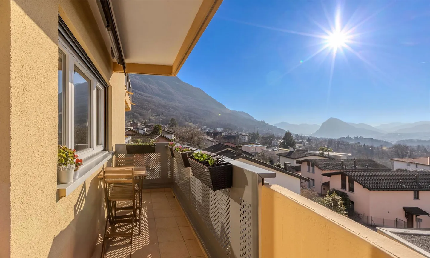 GERÄUMIGE 4.5-ZIMMER-WOHNUNG MIT TERRASSE IN CADRO - Foto 3 von 9