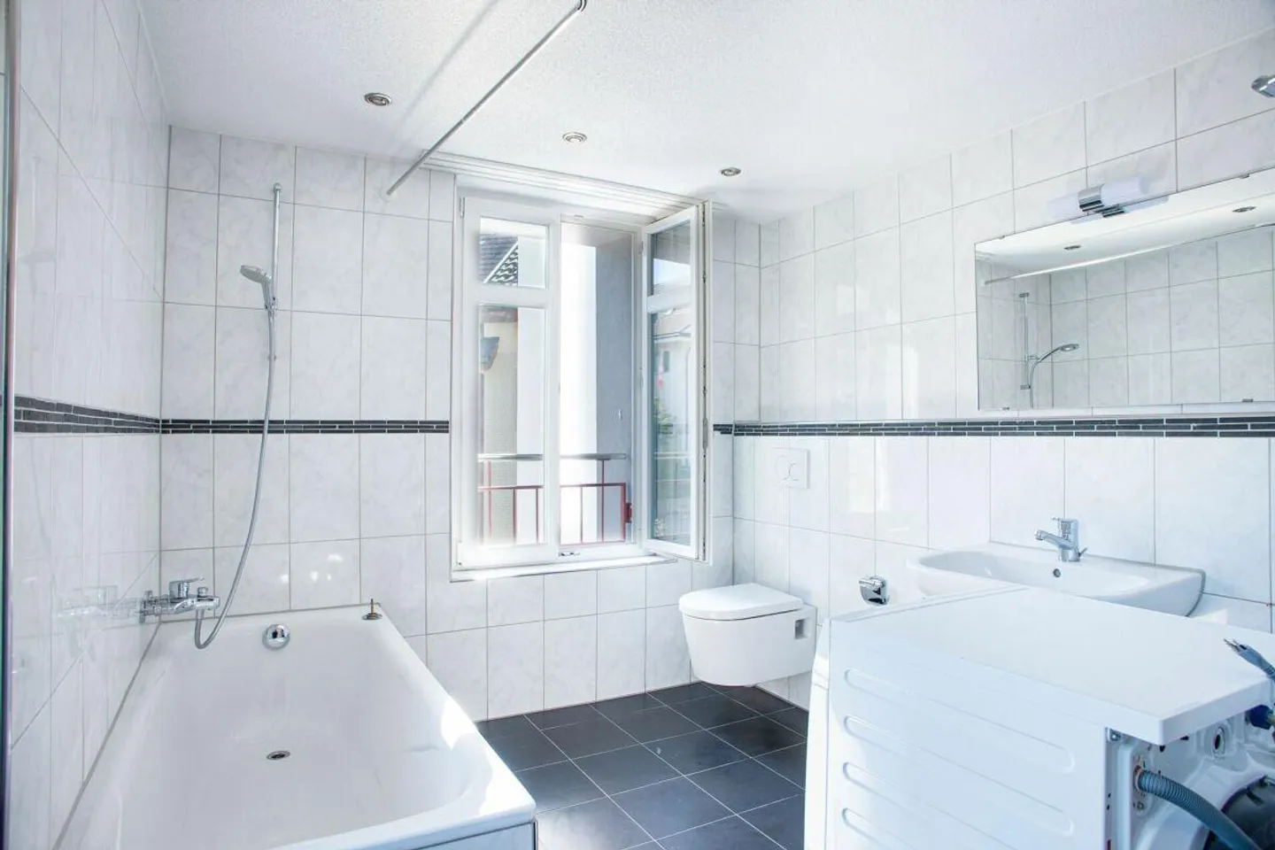 Maison multifamiliale avec espace commercial dans le centre du village de Schüpfheim - Photo 9 sur 10