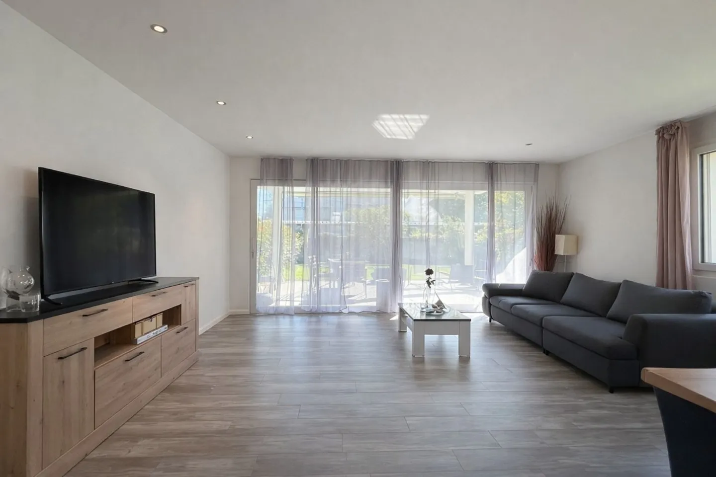 Moderno appartamento con giardino di 4,5 stanze con giardino privato di 305 m² - Foto 7 di 16