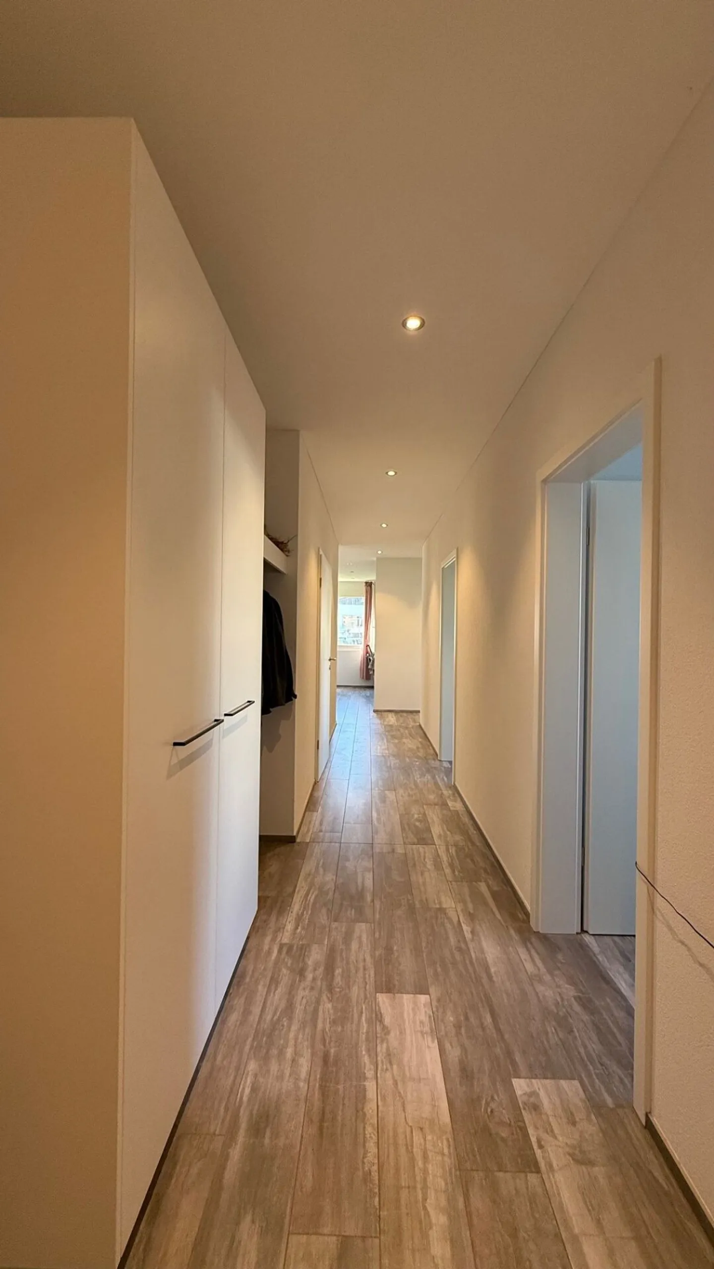 Moderno appartamento con giardino di 4,5 stanze con giardino privato di 305 m² - Foto 8 di 16