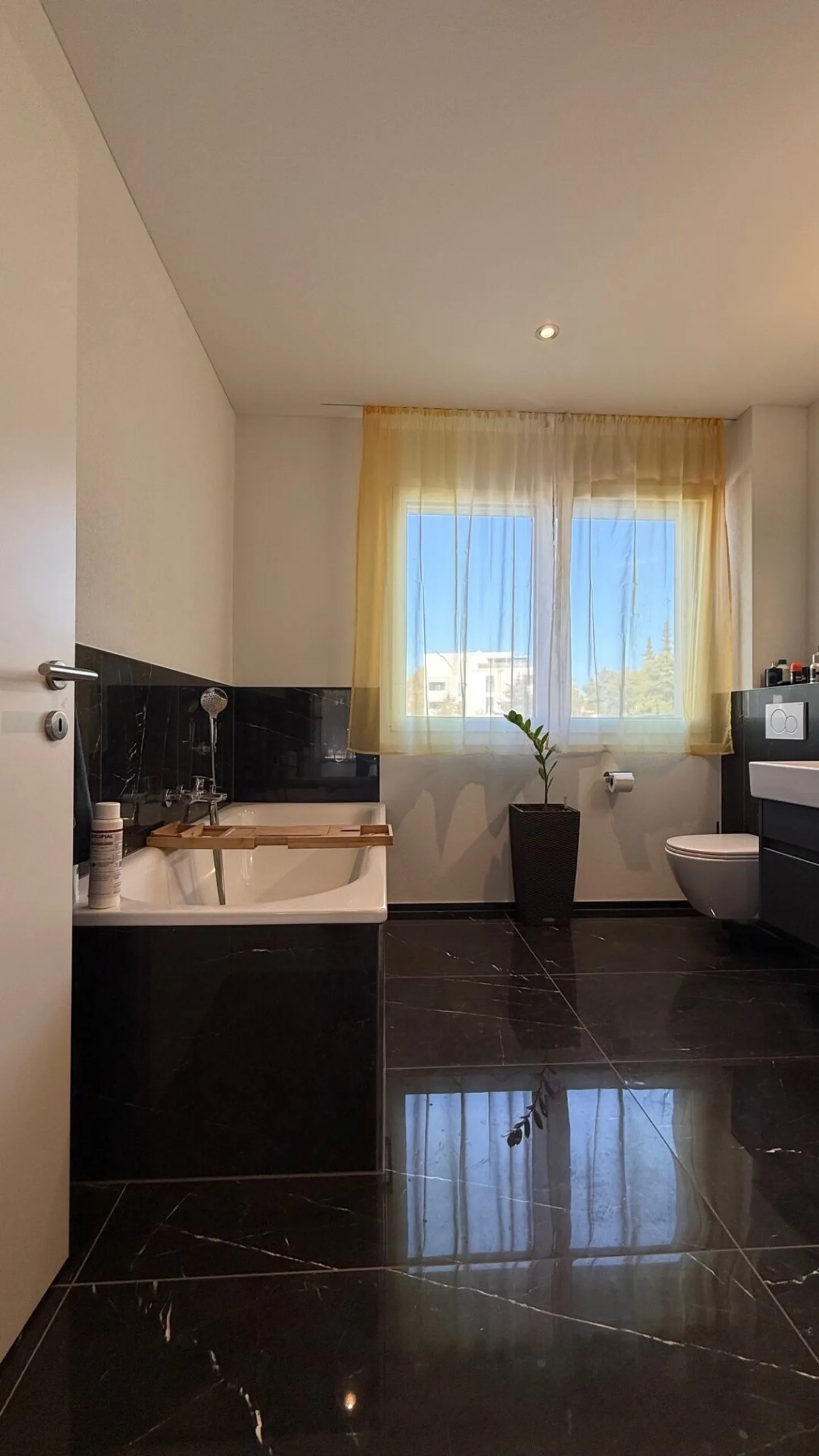 Moderno appartamento con giardino di 4,5 stanze con giardino privato di 305 m² - Foto 9 di 16