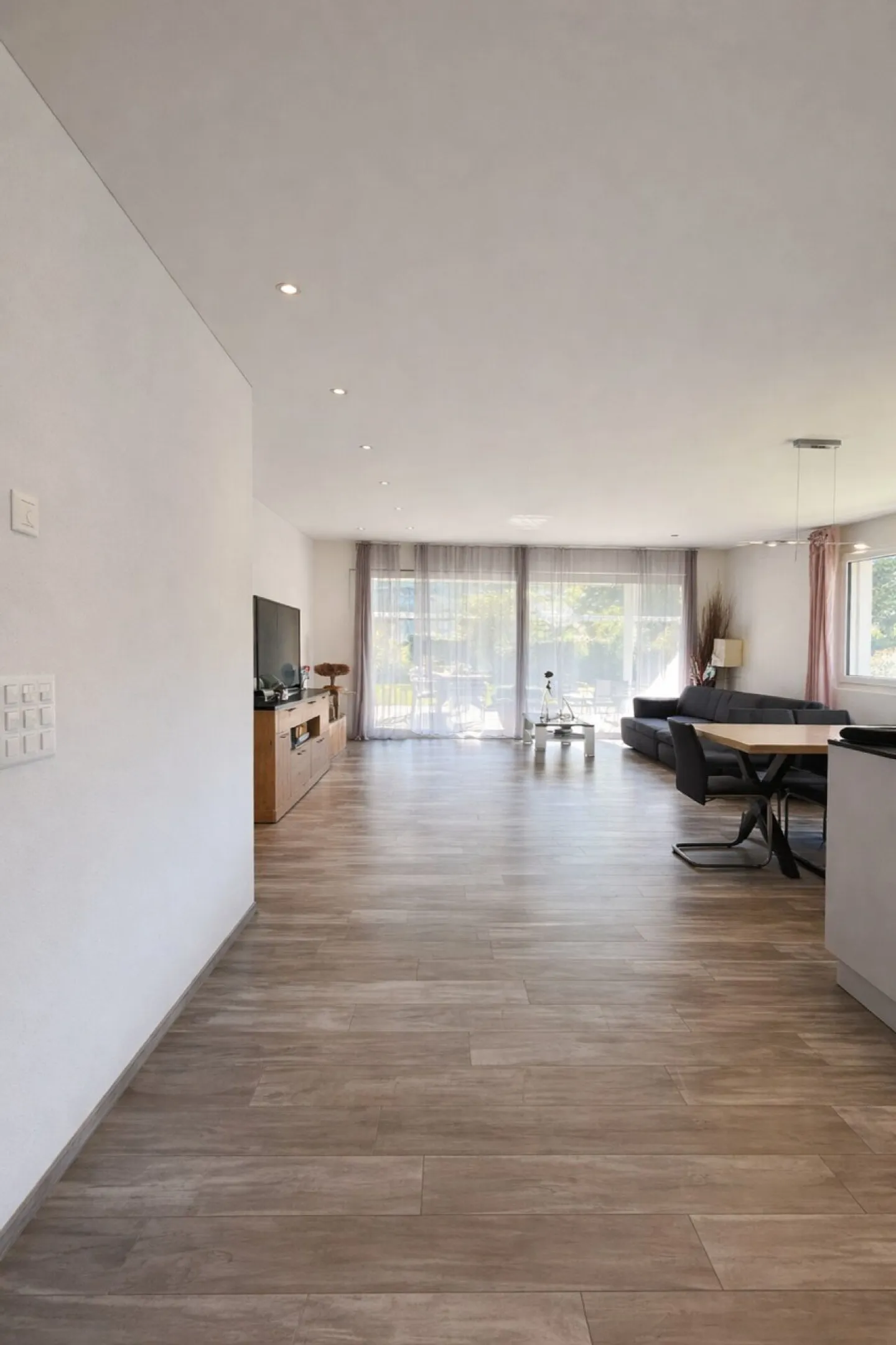 Moderno appartamento con giardino di 4,5 stanze con giardino privato di 305 m² - Foto 12 di 16