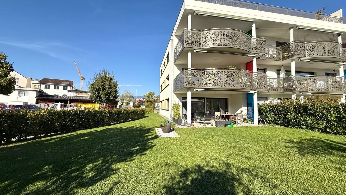 Moderno appartamento con giardino di 4,5 stanze con giardino privato di 305 m² - Foto 3 di 16