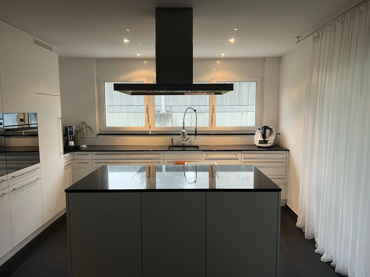 Beautiful Bright 4 1/2 Room Condominium - Photo 4 of 8