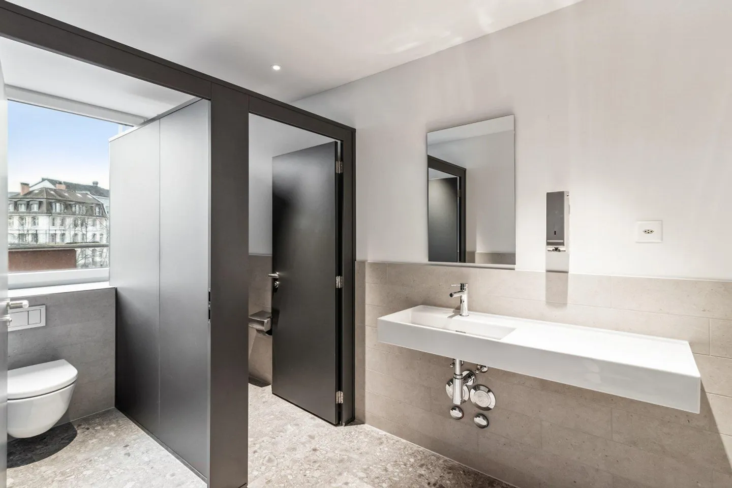 Zentrale Lage. Höchstes Niveau. Neu ausgebaut. - Foto 6 von 8