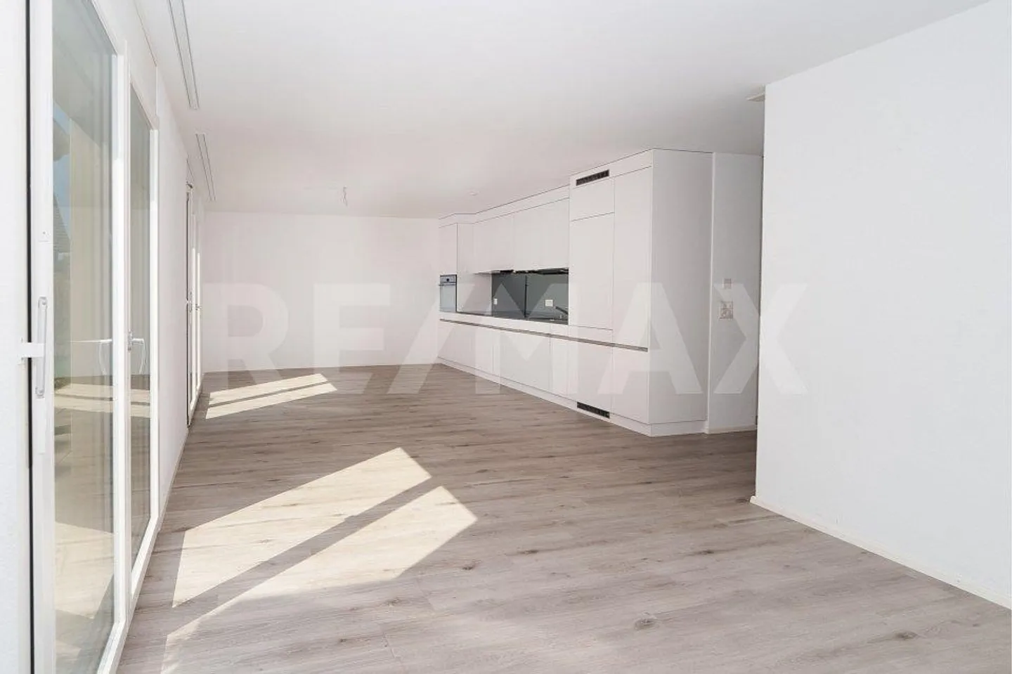 3½ Room Condominium in Preferred Residential Area - Photo 4 of 11