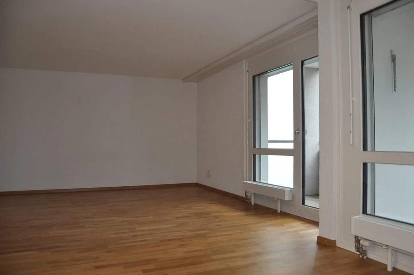 appartement moderne avec plan d'étage généreux - Photo 3 sur 7