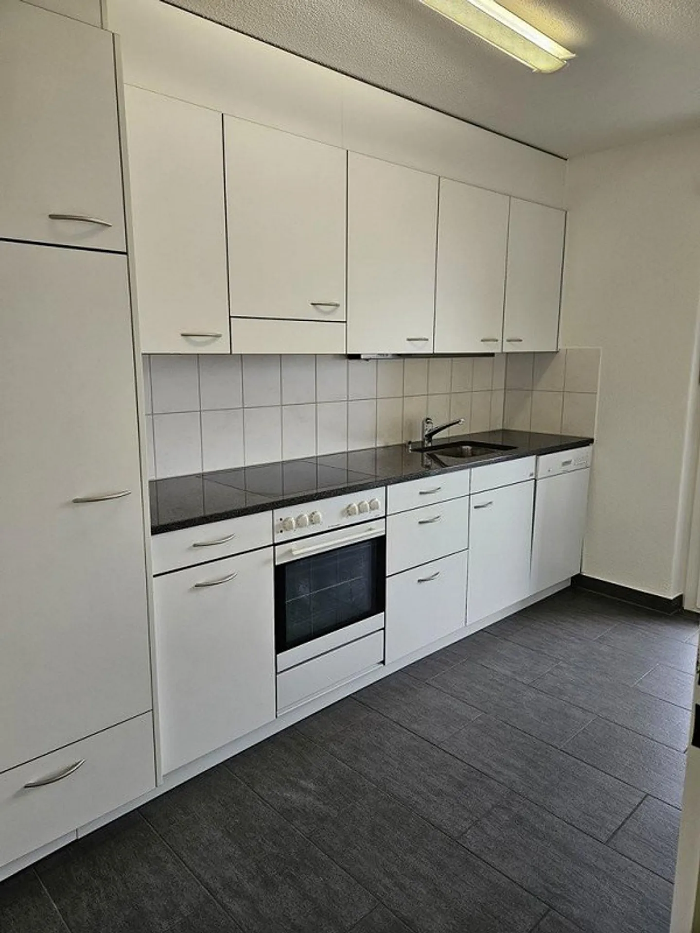 Sunny 4.5 Room Penthouse Apartment - Comfortable and Well Located - Photo 1 of 4