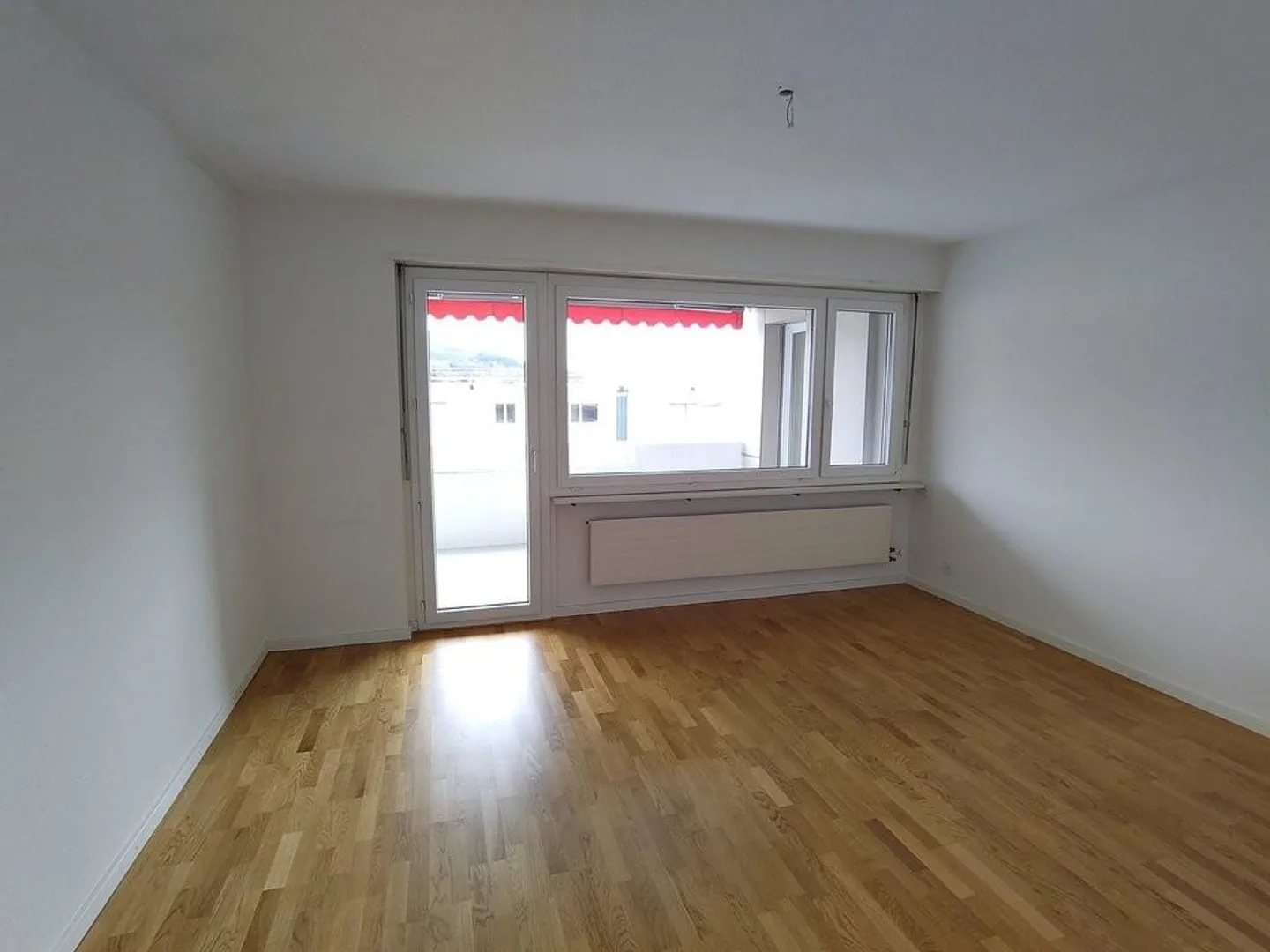 Sunny 4.5 Room Penthouse Apartment - Comfortable and Well Located - Photo 2 of 4