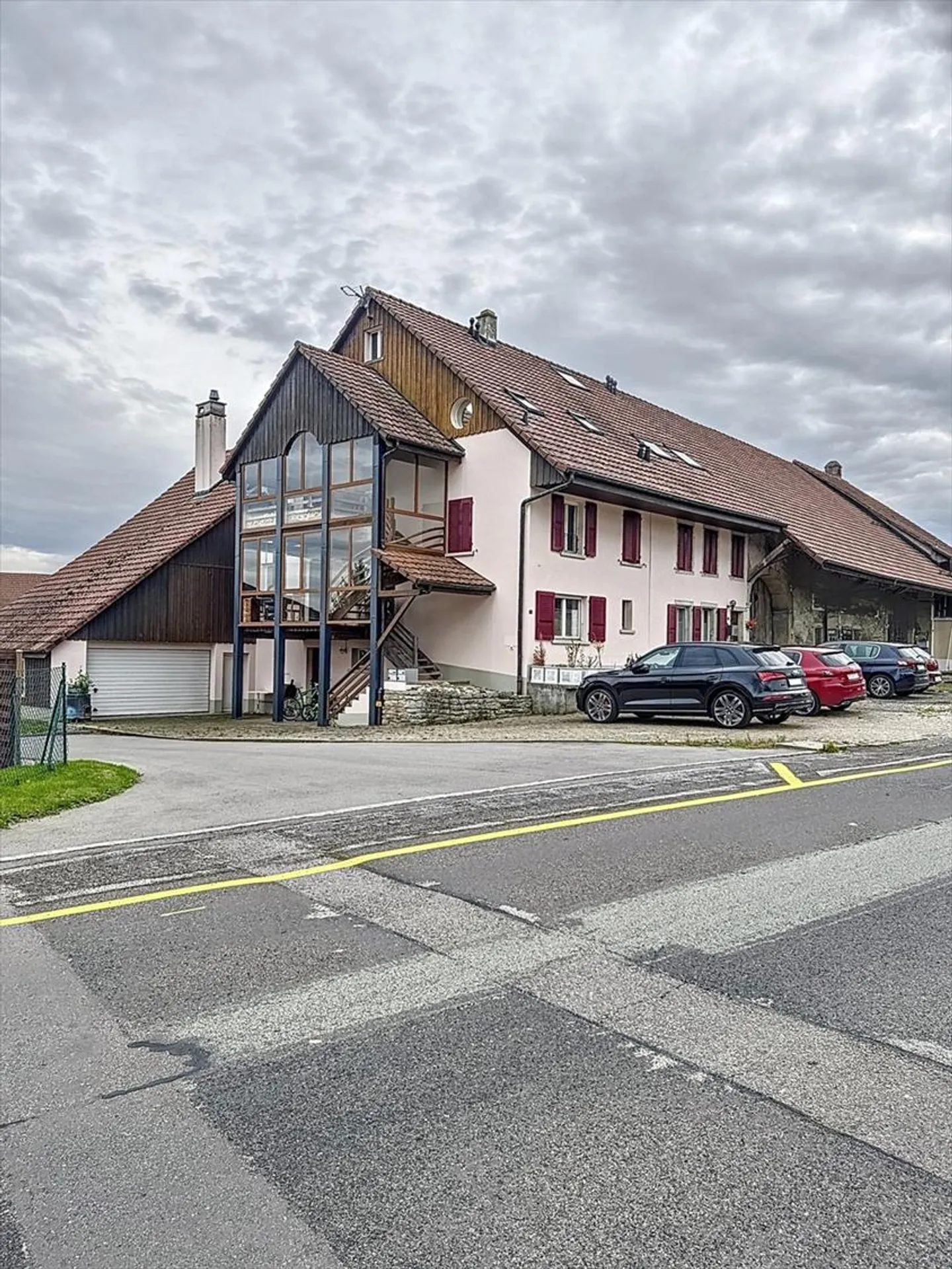 Wohngebäude - Foto 1 von 13