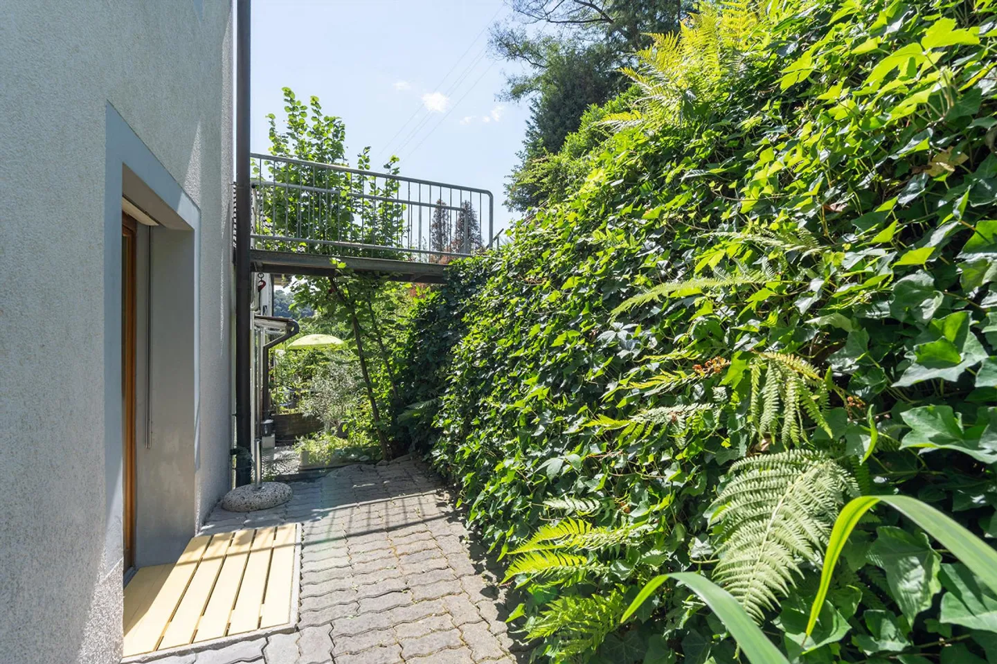 5.5-room terraced house with outdoor seating areas, two balconies and a... - Photo 12 of 13