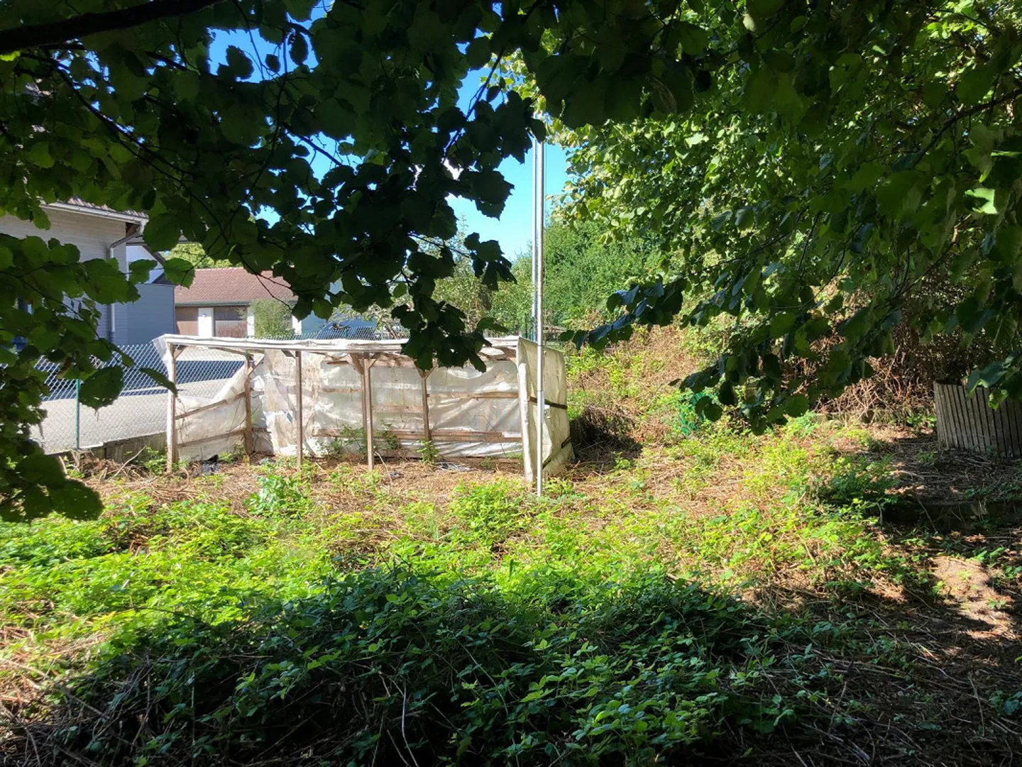 Jardin de 300 m2 avec maison de jardin à Orpund - Photo 2 sur 13