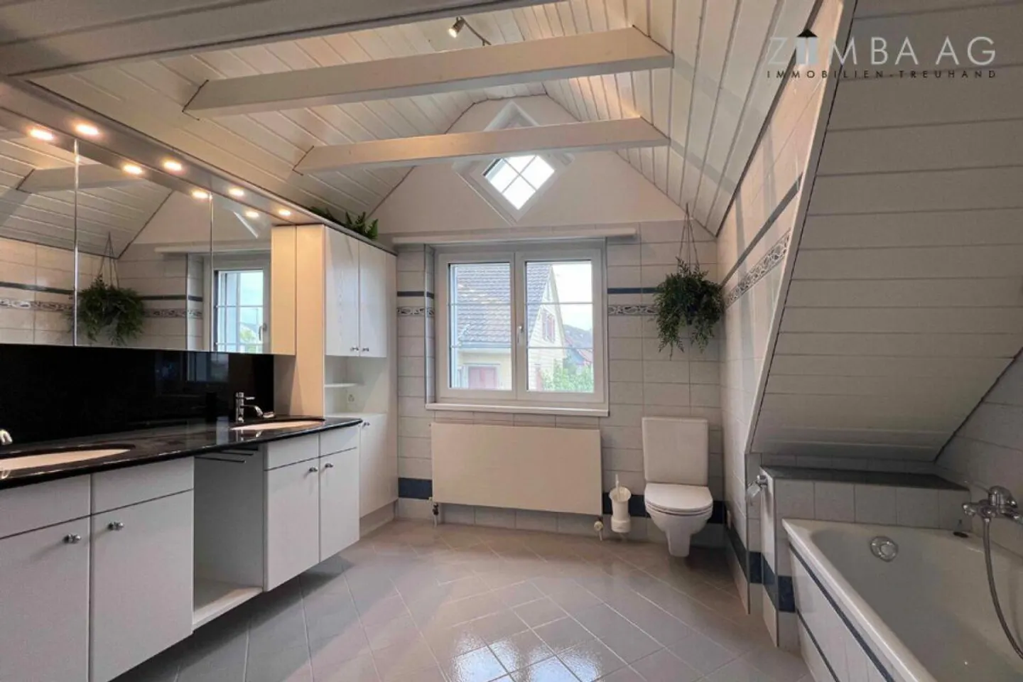 Charming Garden Home with Garage - Photo 8 of 13