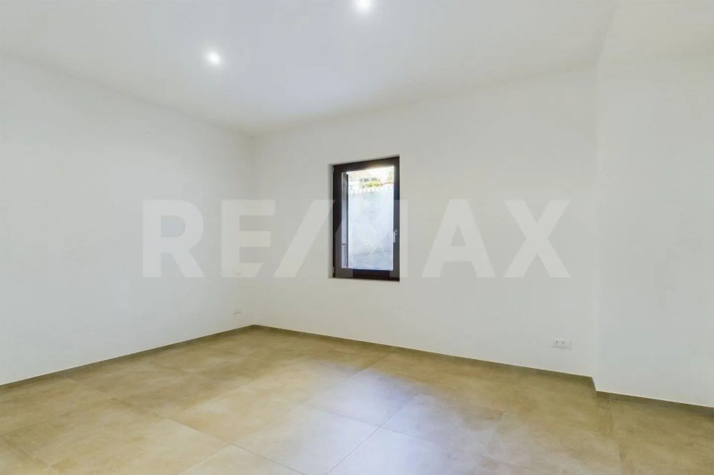 Renovated 3-room apartment with terrace and open view - Photo 8 of 12